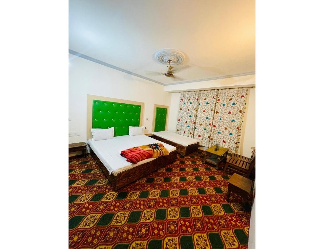 Muneer Ishfan, * Srinagar (Jammu and Kashmir)