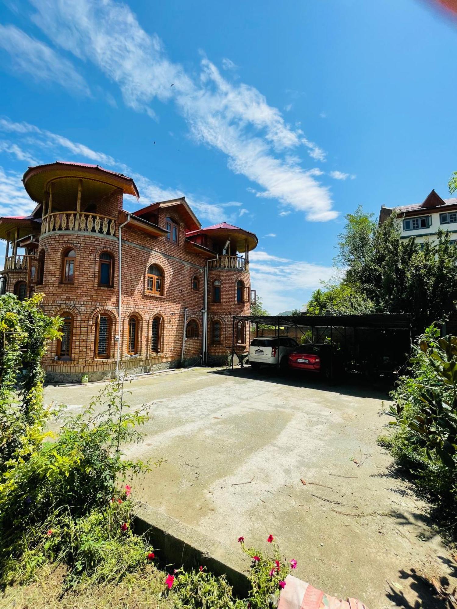 Uasia * Srinagar (Jammu and Kashmir)