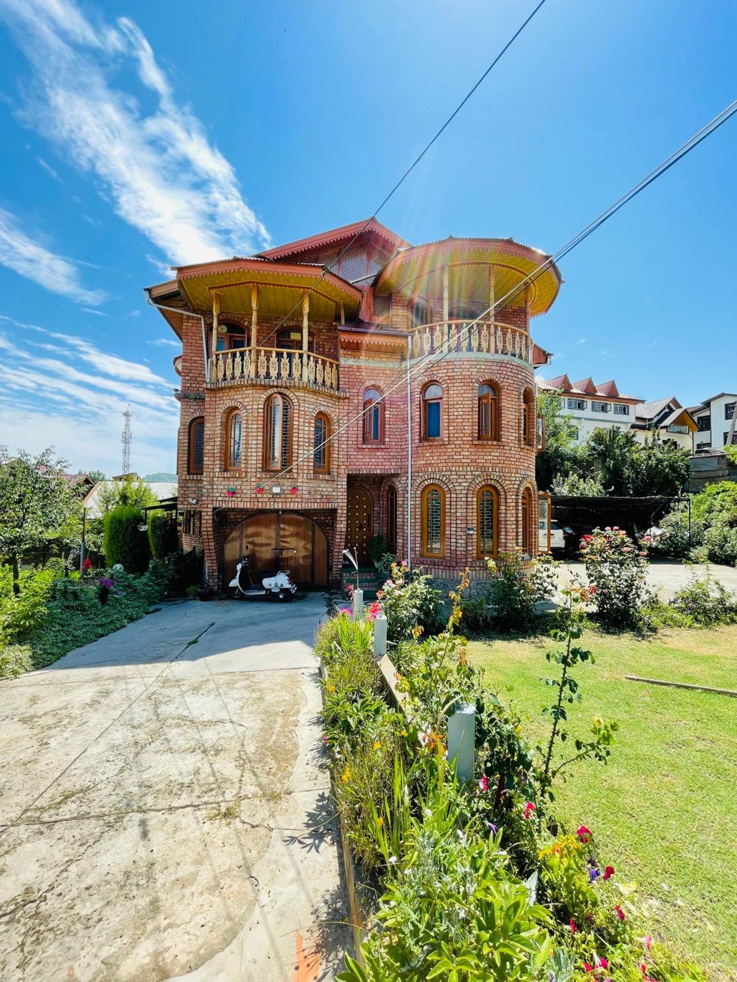 Uasia * Srinagar (Jammu and Kashmir)