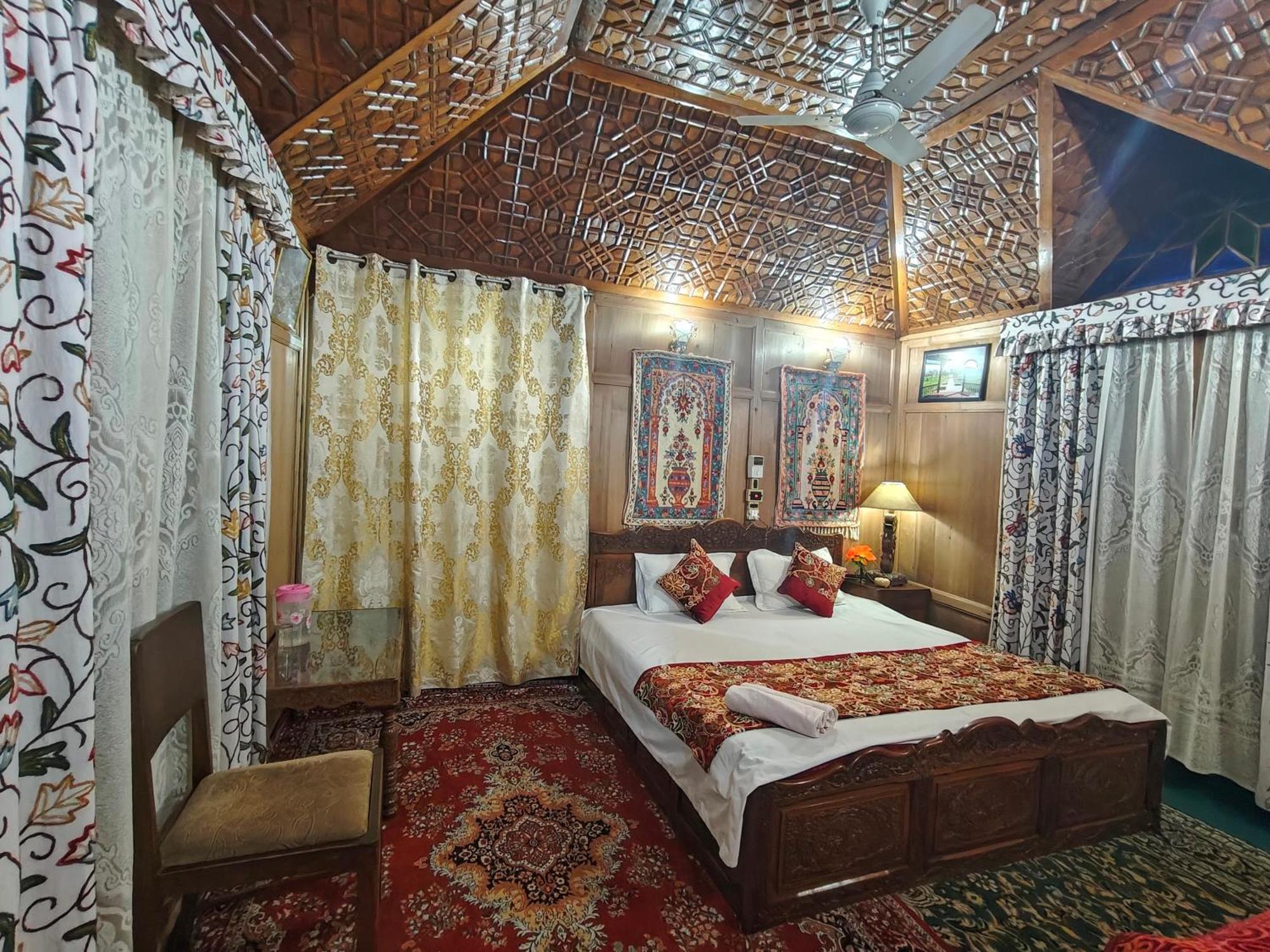 Houseboat Sweet Star Botel Srinagar (Jammu and Kashmir)