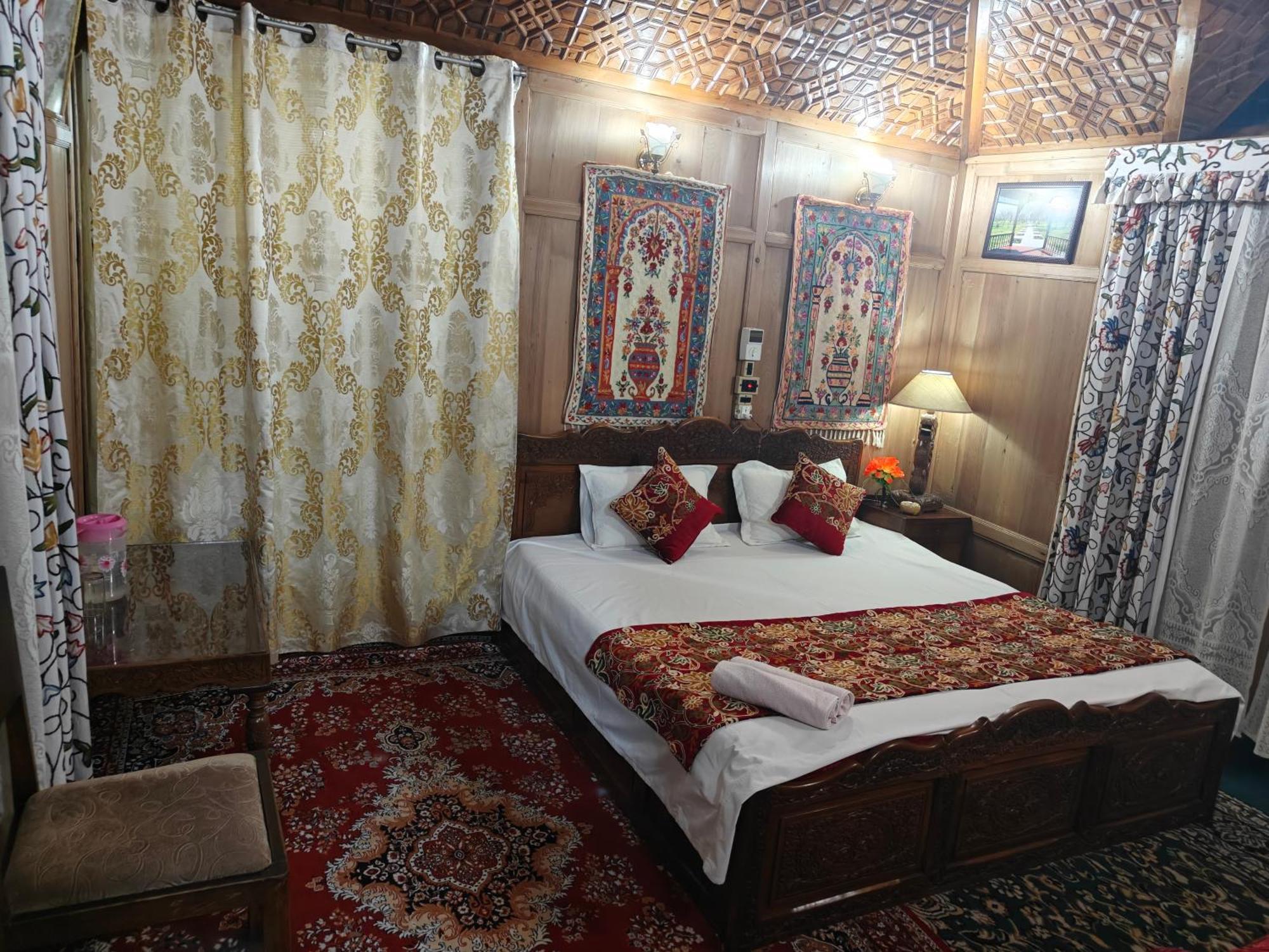 Botel Houseboat Sweet Star Srinagar (Jammu and Kashmir)