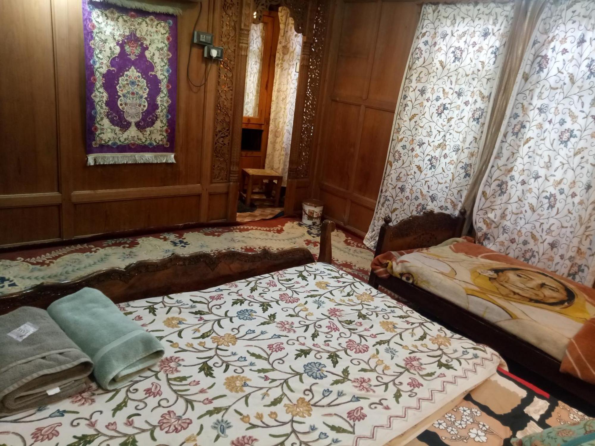 House Boat New Manora 2* Srinagar (Jammu and Kashmir)