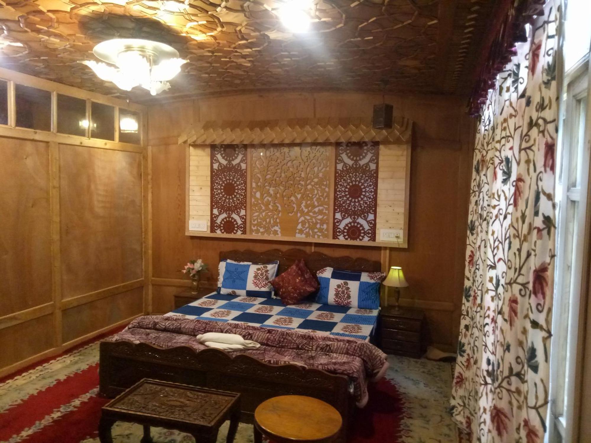 Bed & Breakfast House Boat New Manora 2*