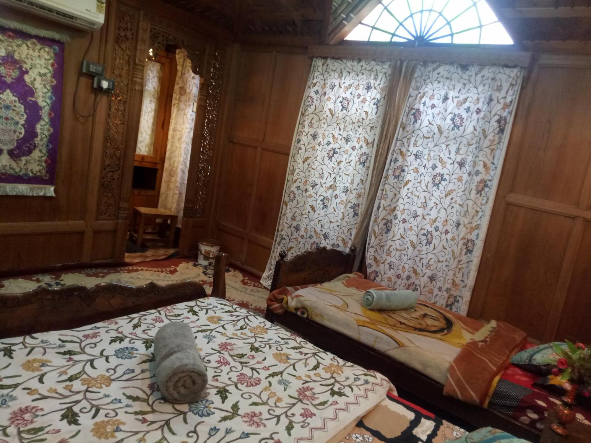 Bed & Breakfast House Boat New Manora Srinagar (Jammu and Kashmir)
