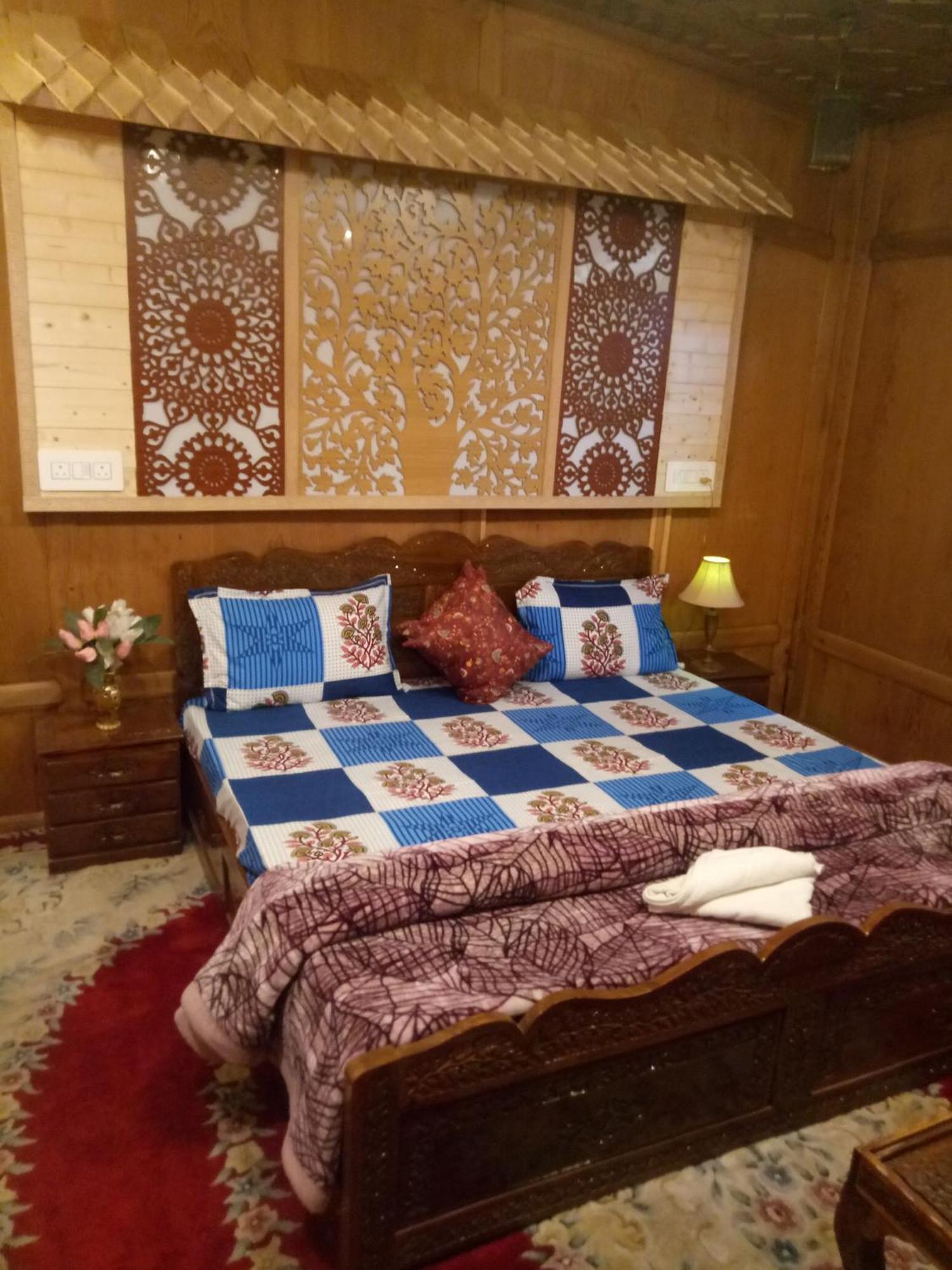 House Boat New Manora 2*