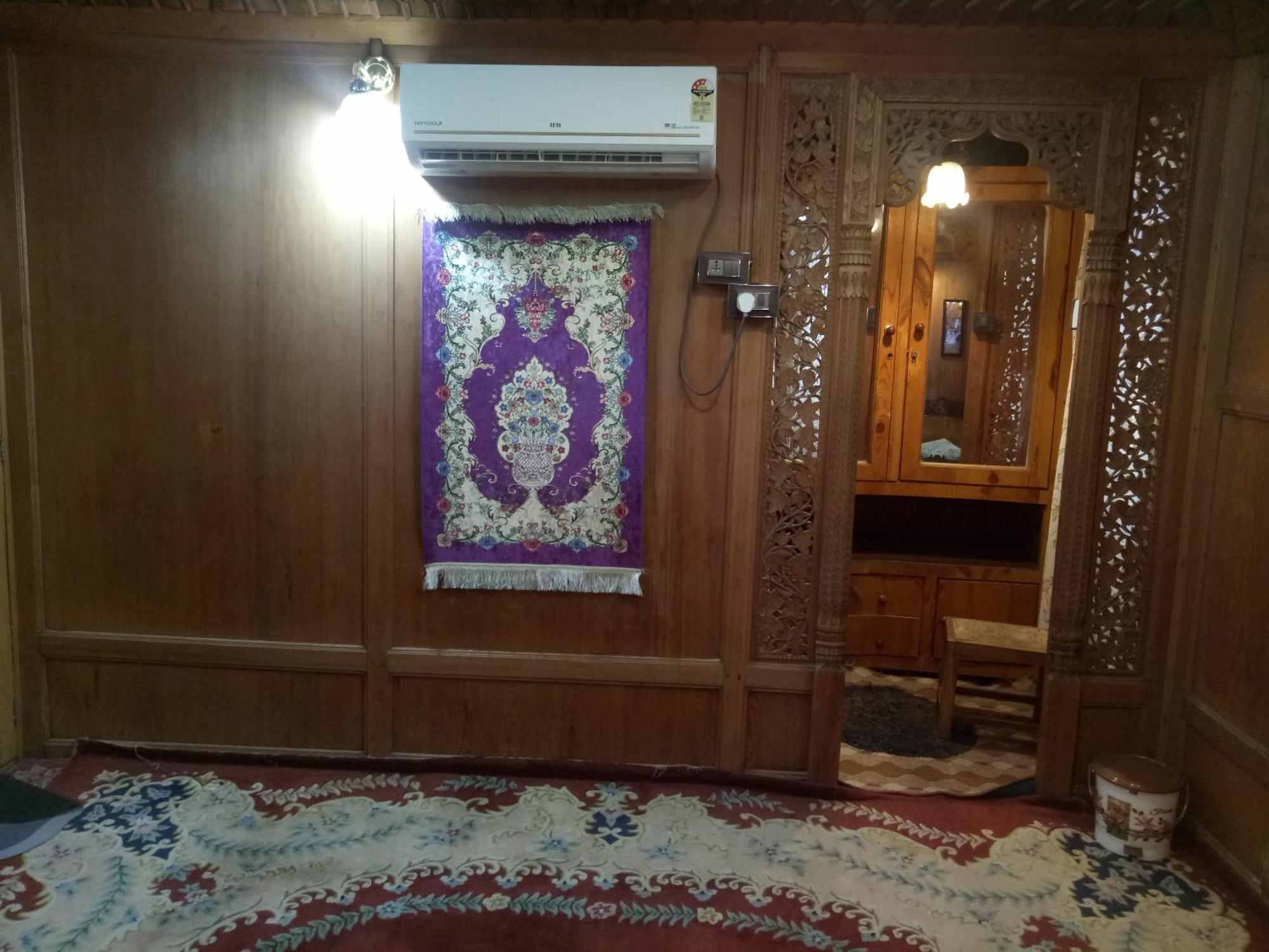 House Boat New Manora Srinagar (Jammu and Kashmir)