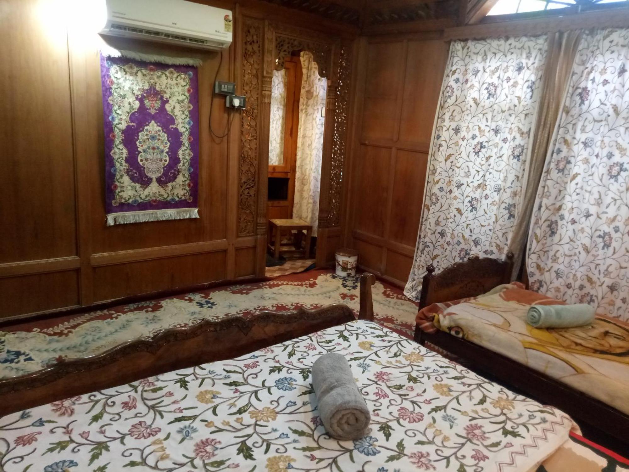 House Boat New Manora 2*
