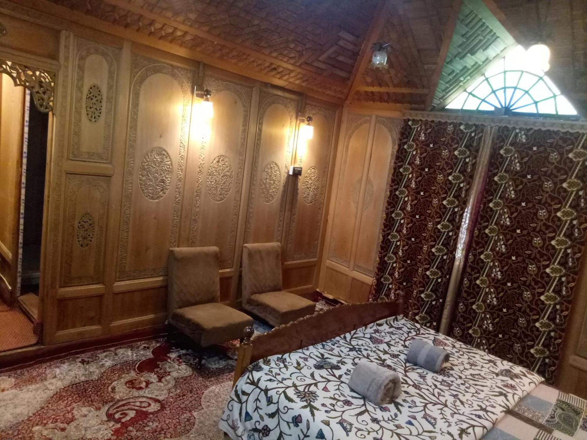 House Boat New Manora