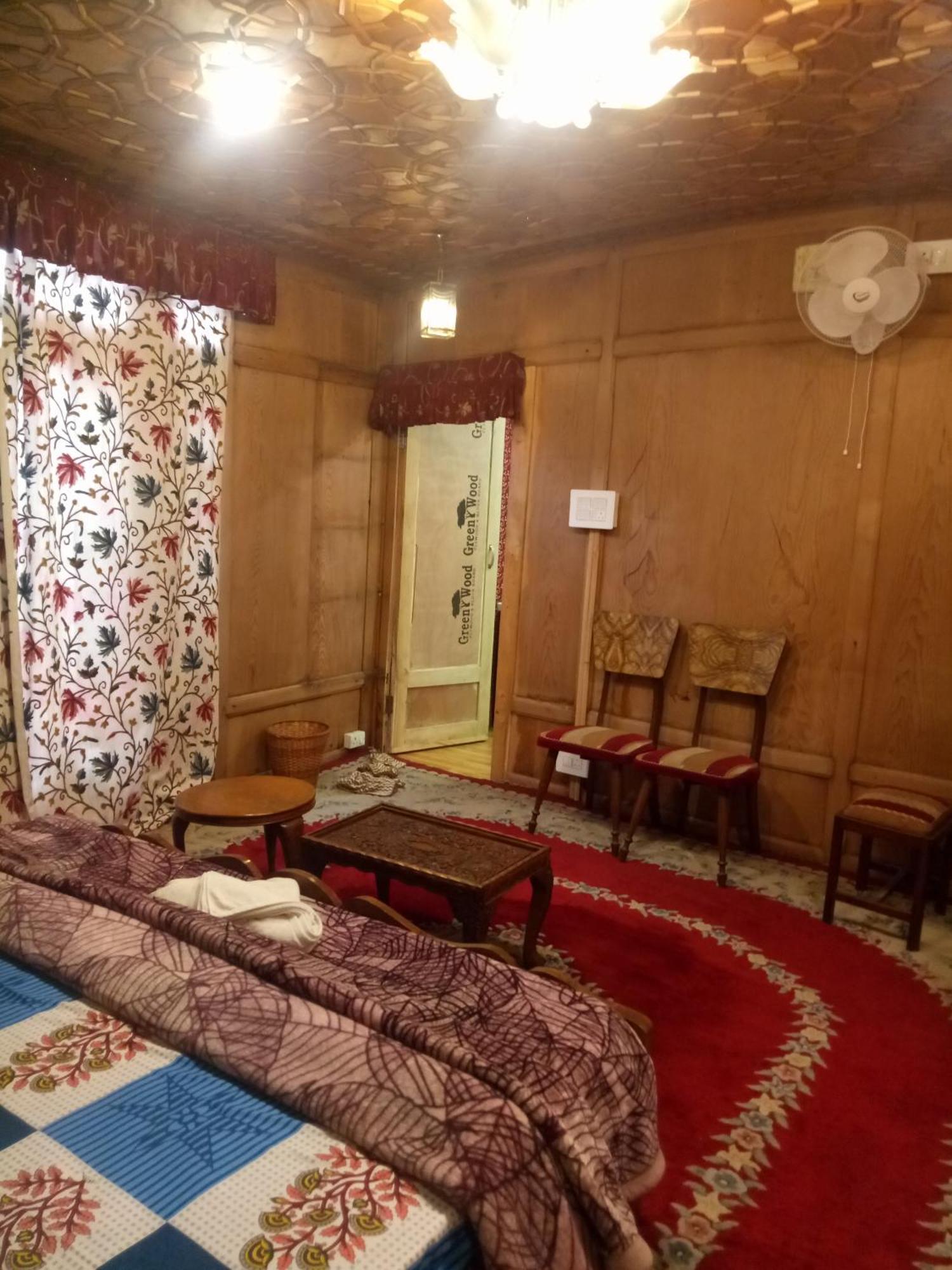 Bed & Breakfast House Boat New Manora