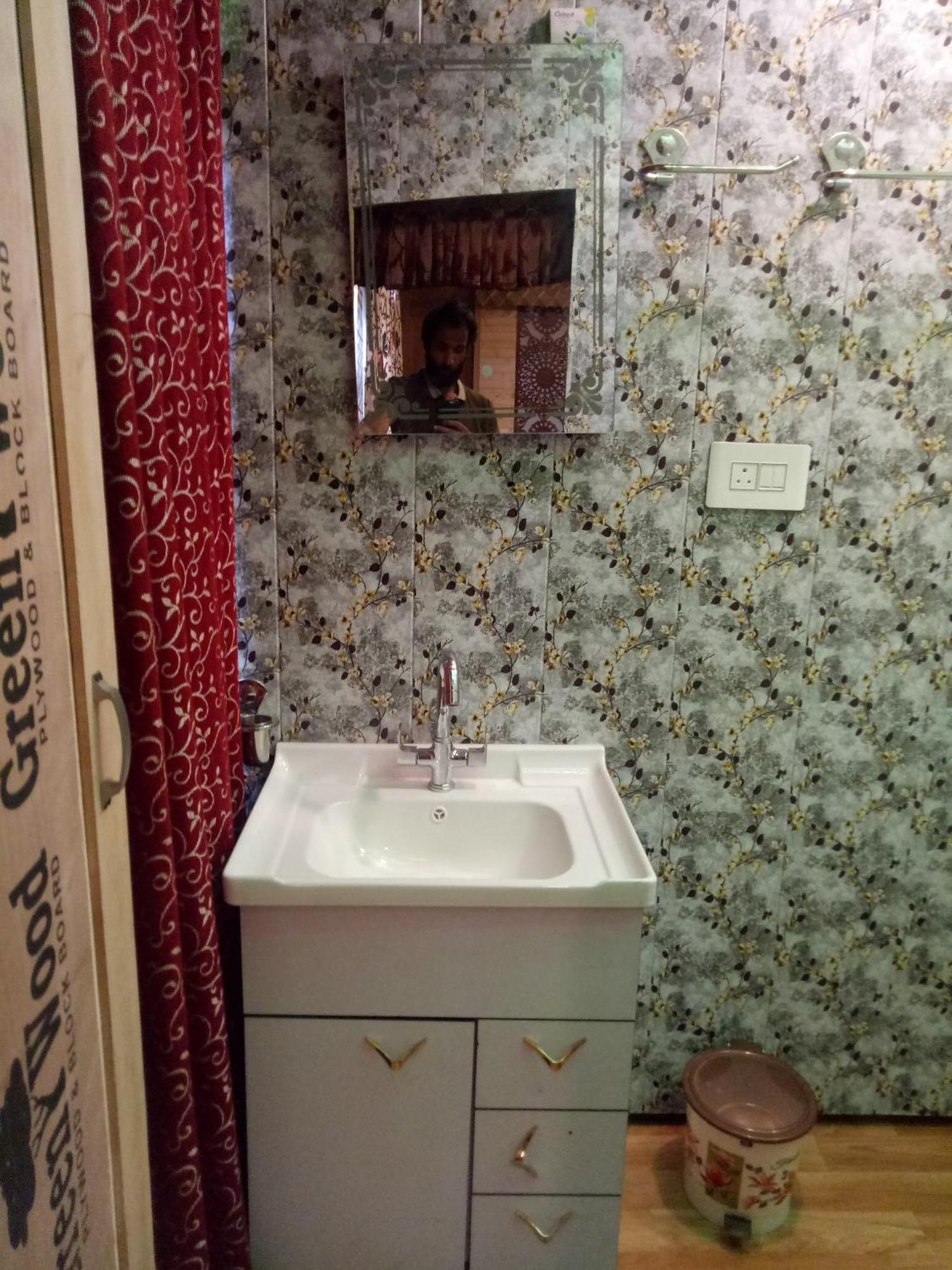 House Boat New Manora Bed & Breakfast 2*