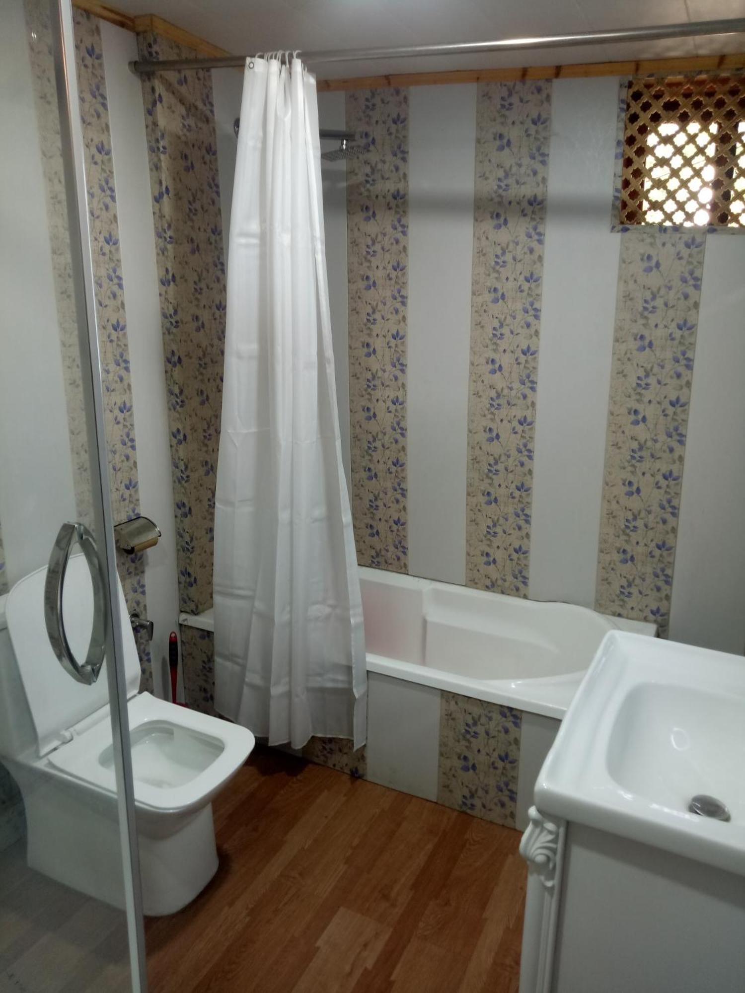 House Boat New Manora 2* Srinagar (Jammu and Kashmir)