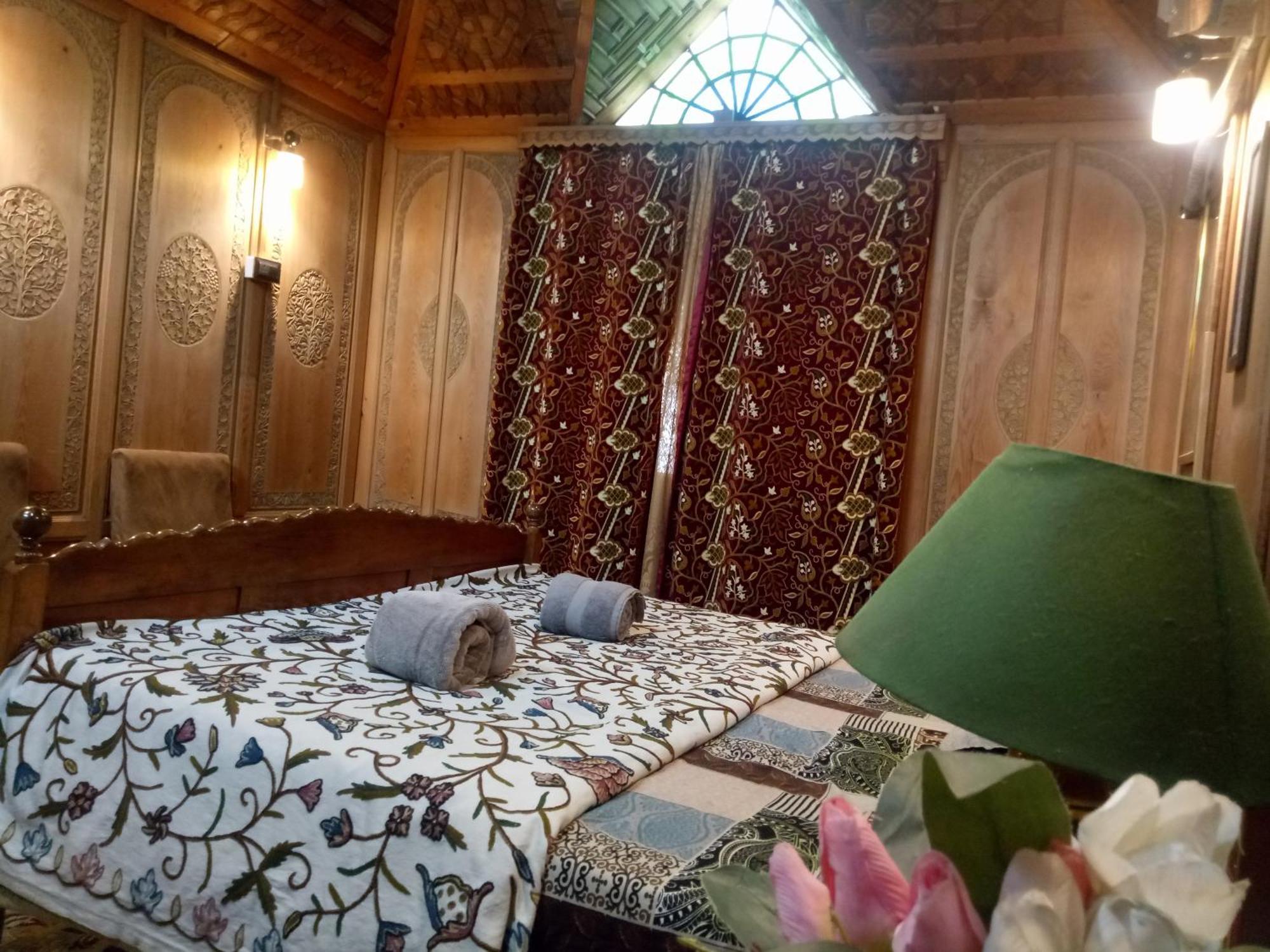 House Boat New Manora Bed & Breakfast