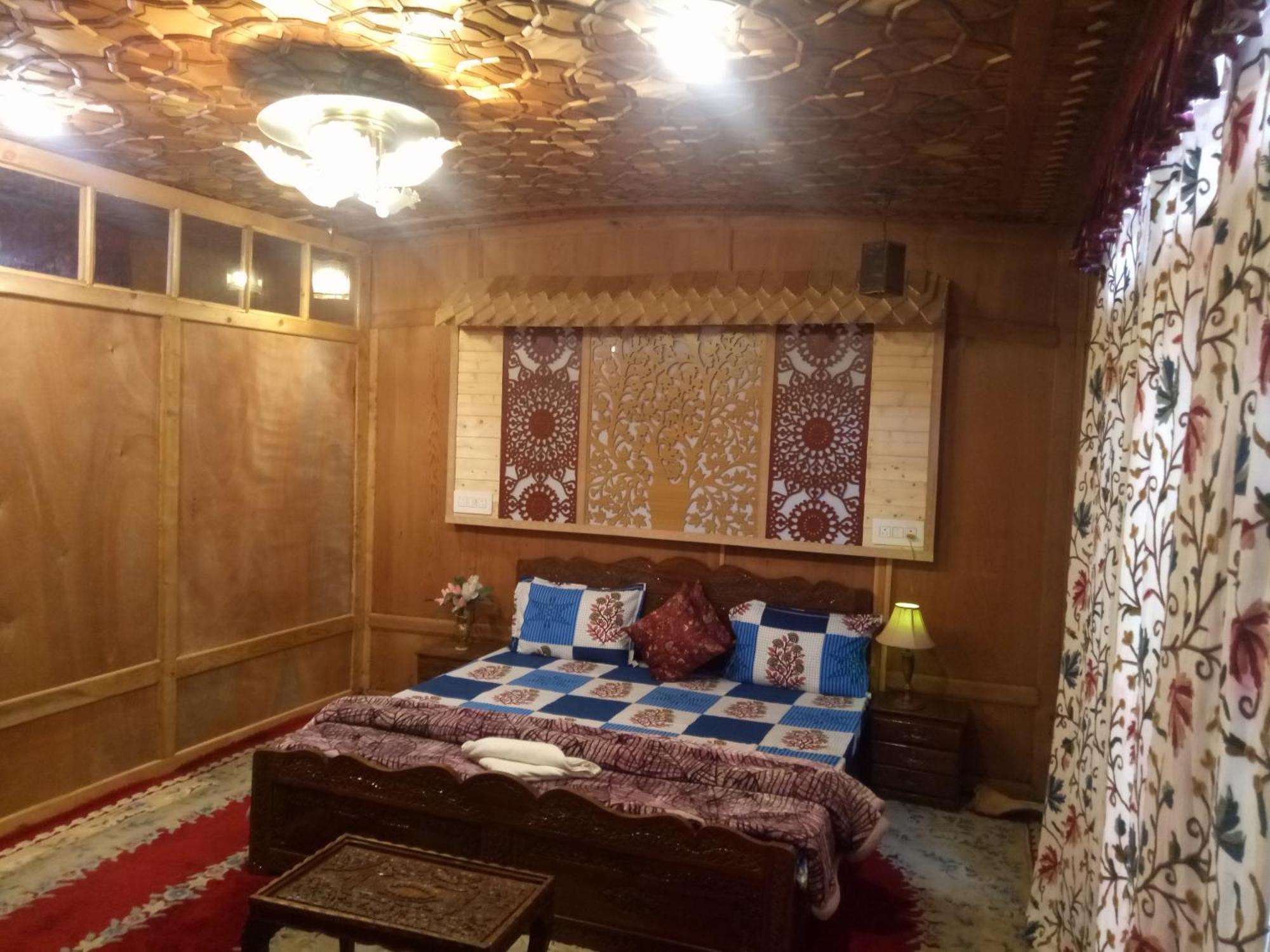 Bed & Breakfast House Boat New Manora