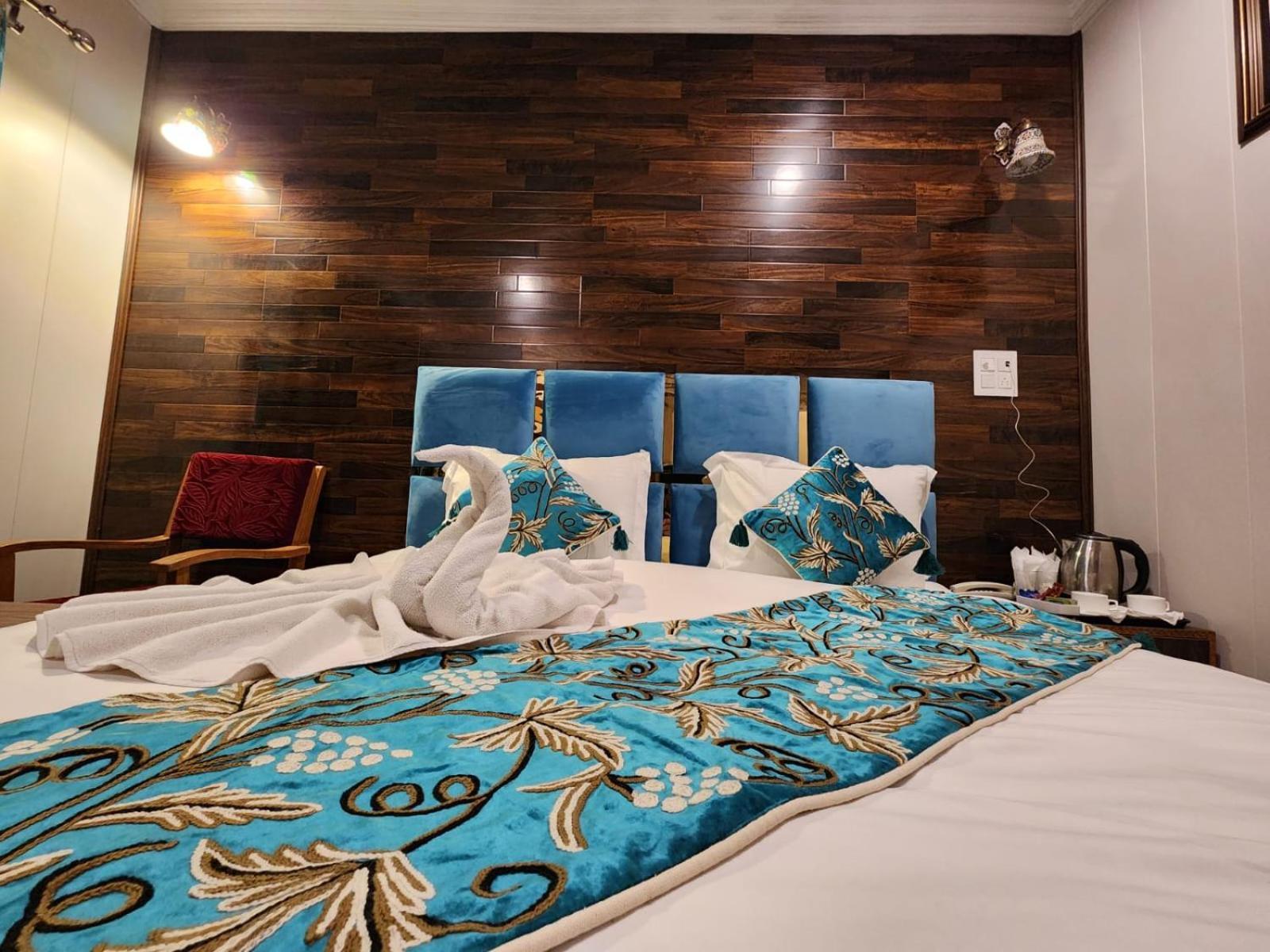 Group Of 4* Srinagar (Jammu and Kashmir)