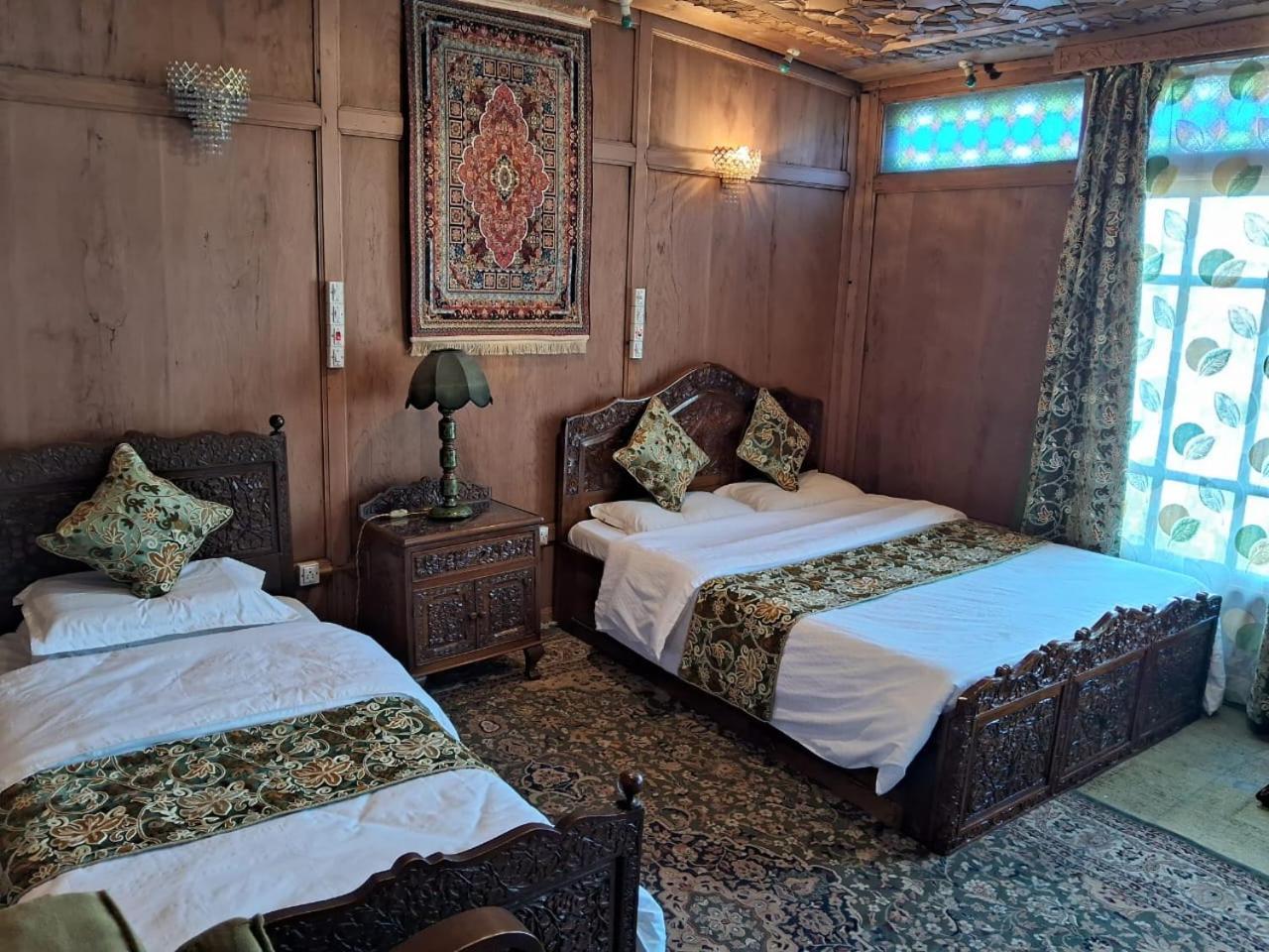 Young Beauty Star Houseboat Botel *