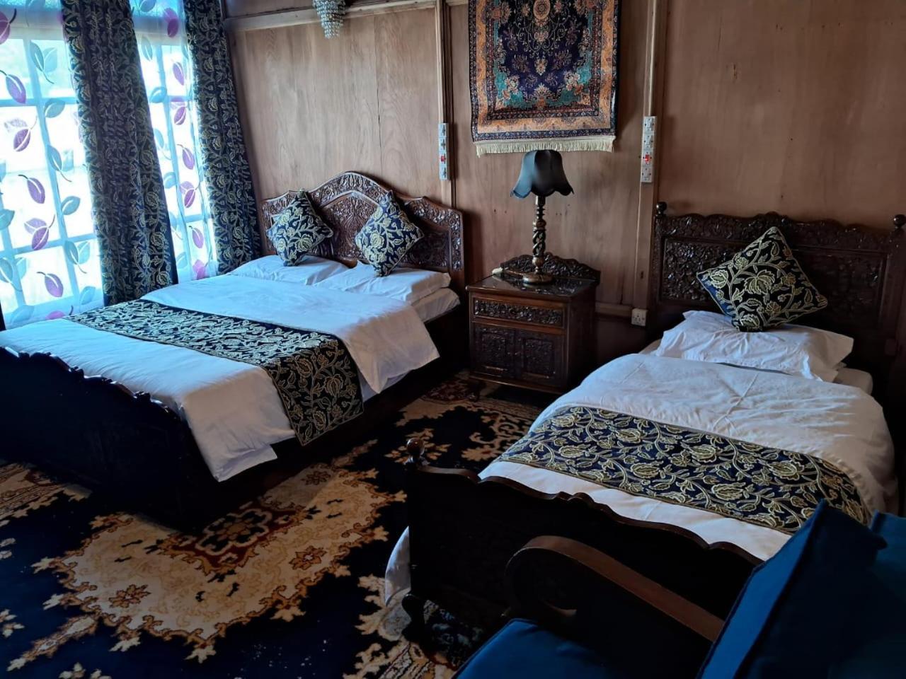 Young Beauty Star Houseboat Botel Srinagar (Jammu and Kashmir)