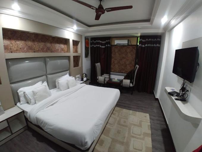 Hotel The Opal Oasis Srinagar (Jammu and Kashmir)