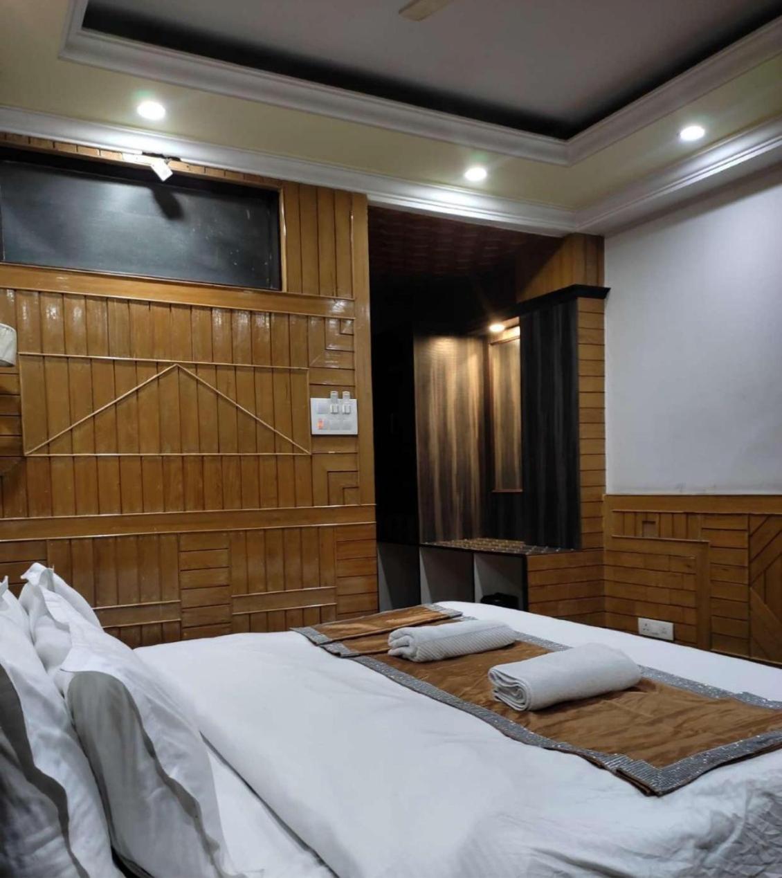 The Opal Oasis 3* Srinagar (Jammu and Kashmir)