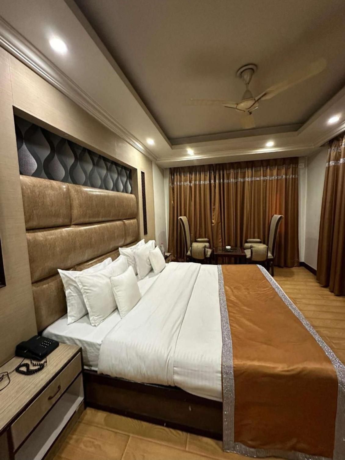 Hotel The Opal Oasis Srinagar (Jammu and Kashmir)