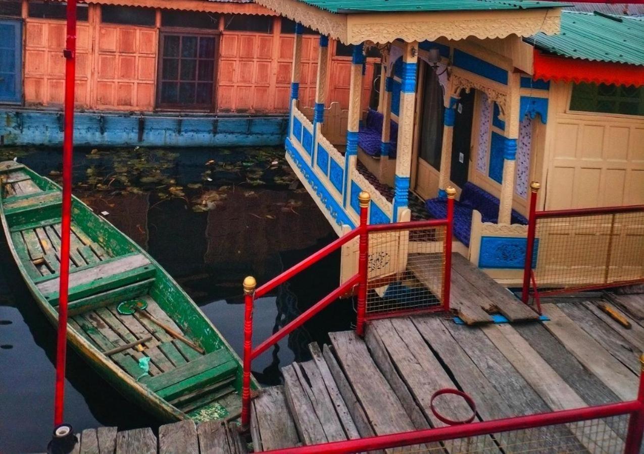 Lalarukh Group Of Houseboats
