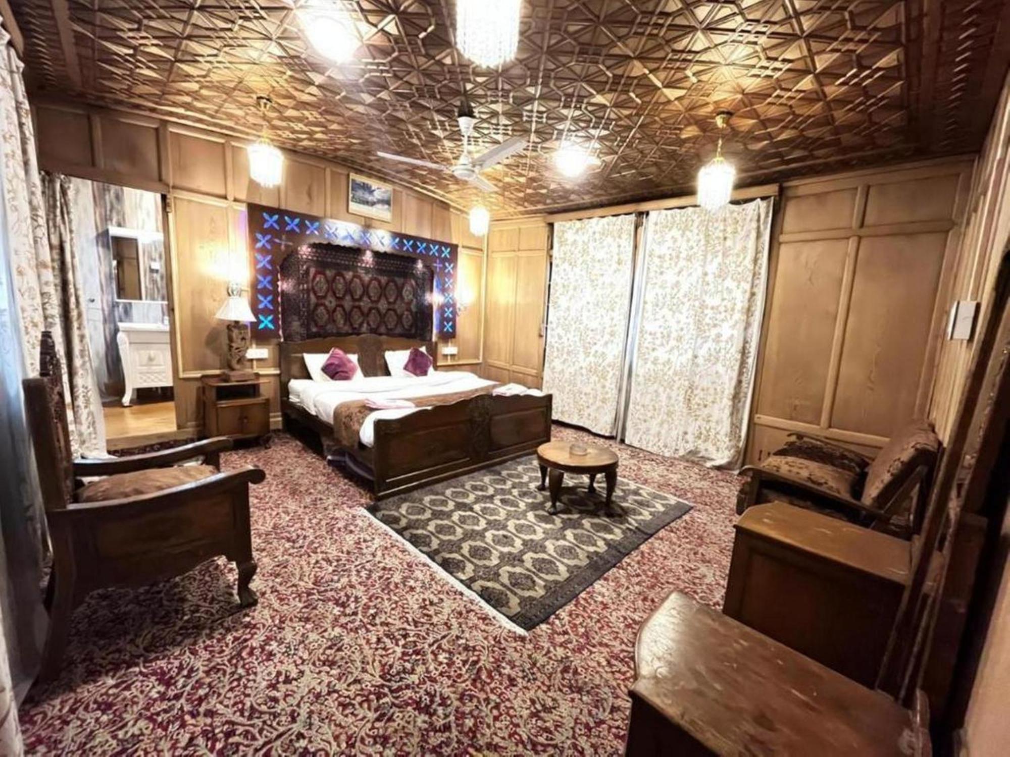 Floating Luxury Group Of Houseboats Botel