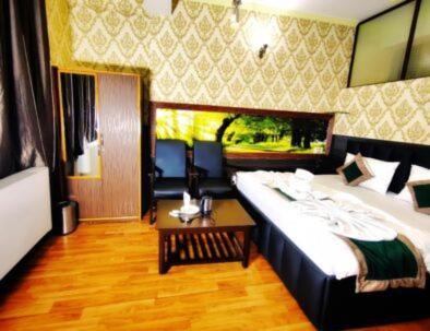 Hotel Darussalam Restaurant And Srinagar (Jammu and Kashmir)