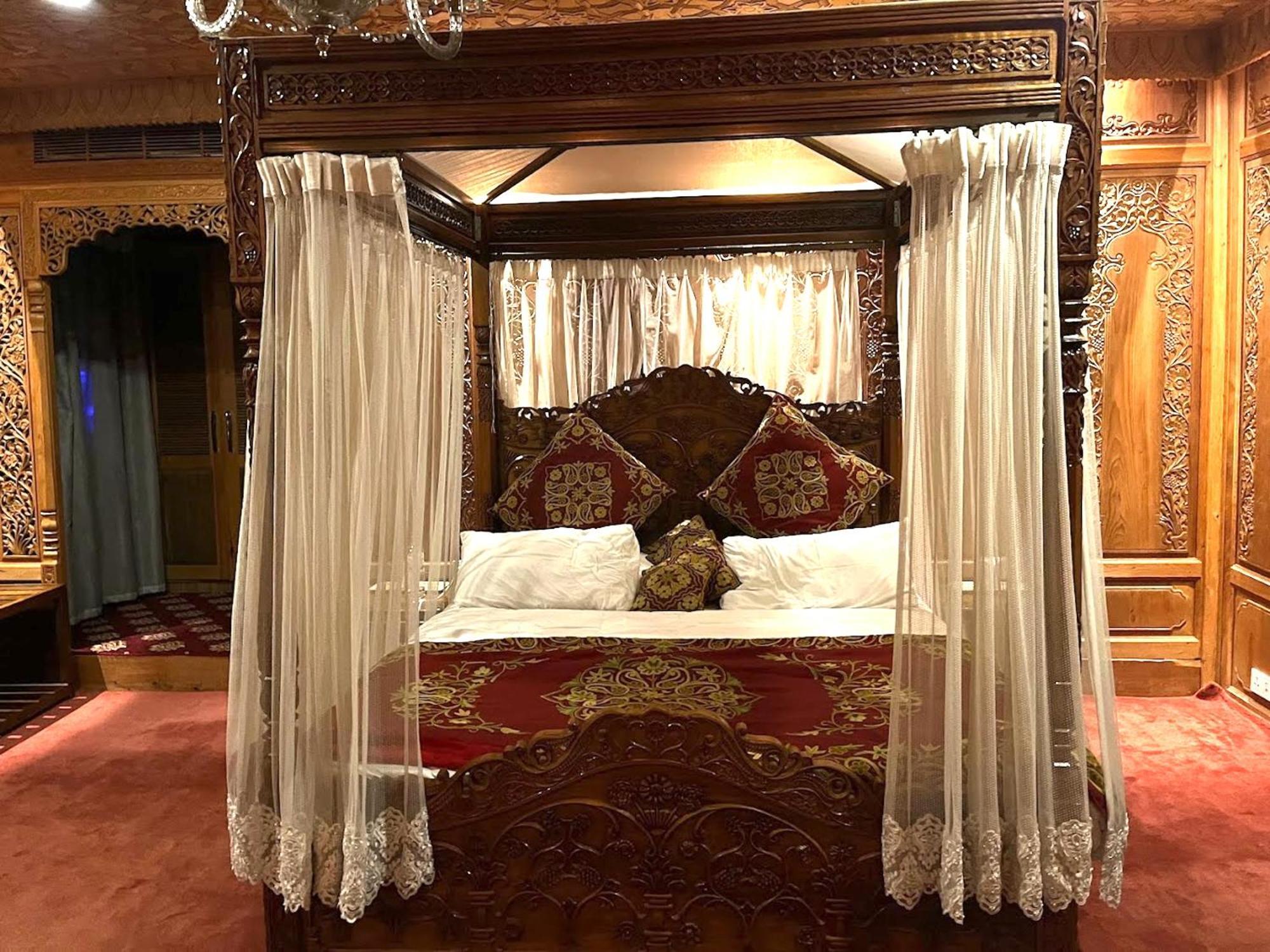 Mascot Houseboats 5*