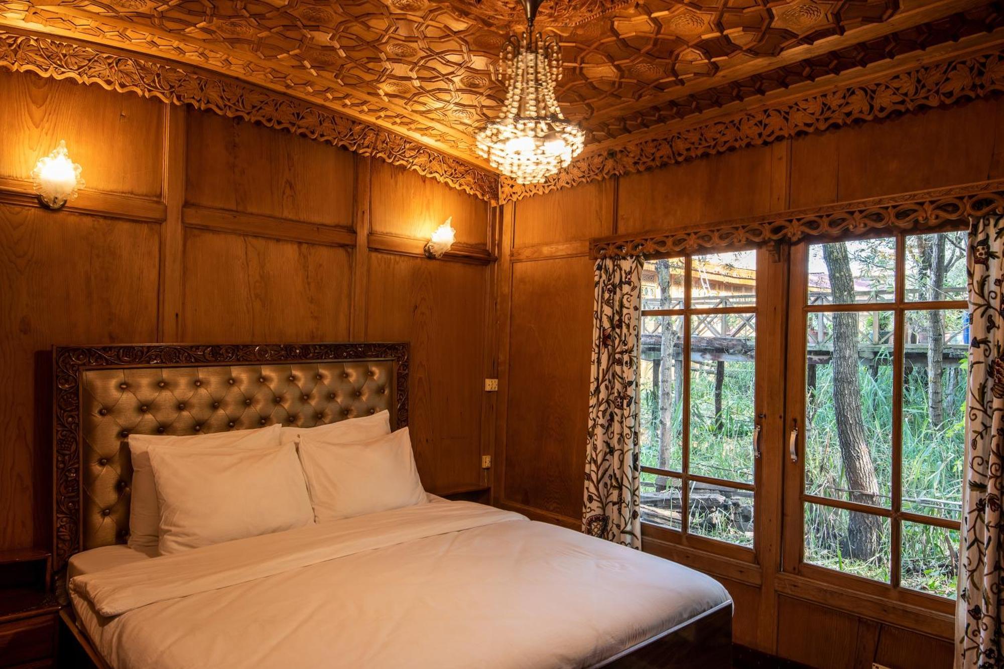 Mascot Houseboats Botel 5*