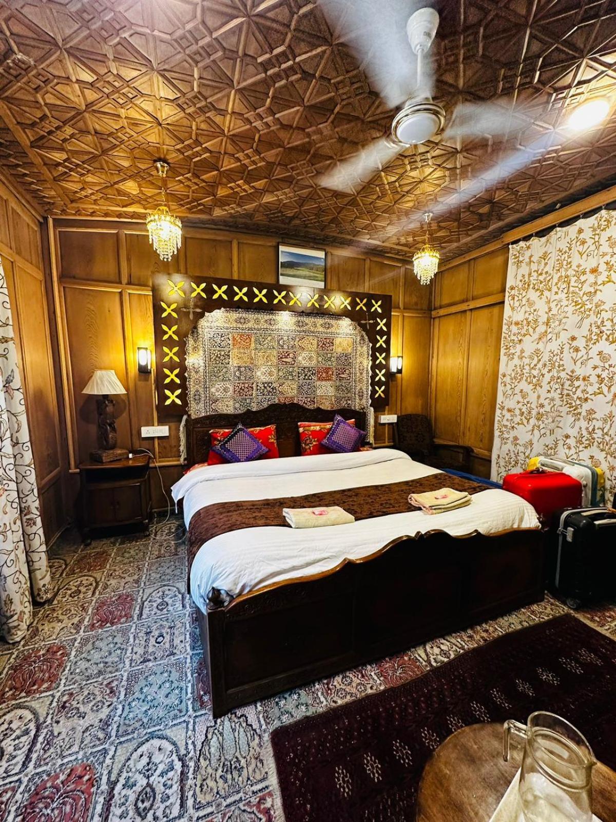 The Heritage Group Of Houseboats 4*
