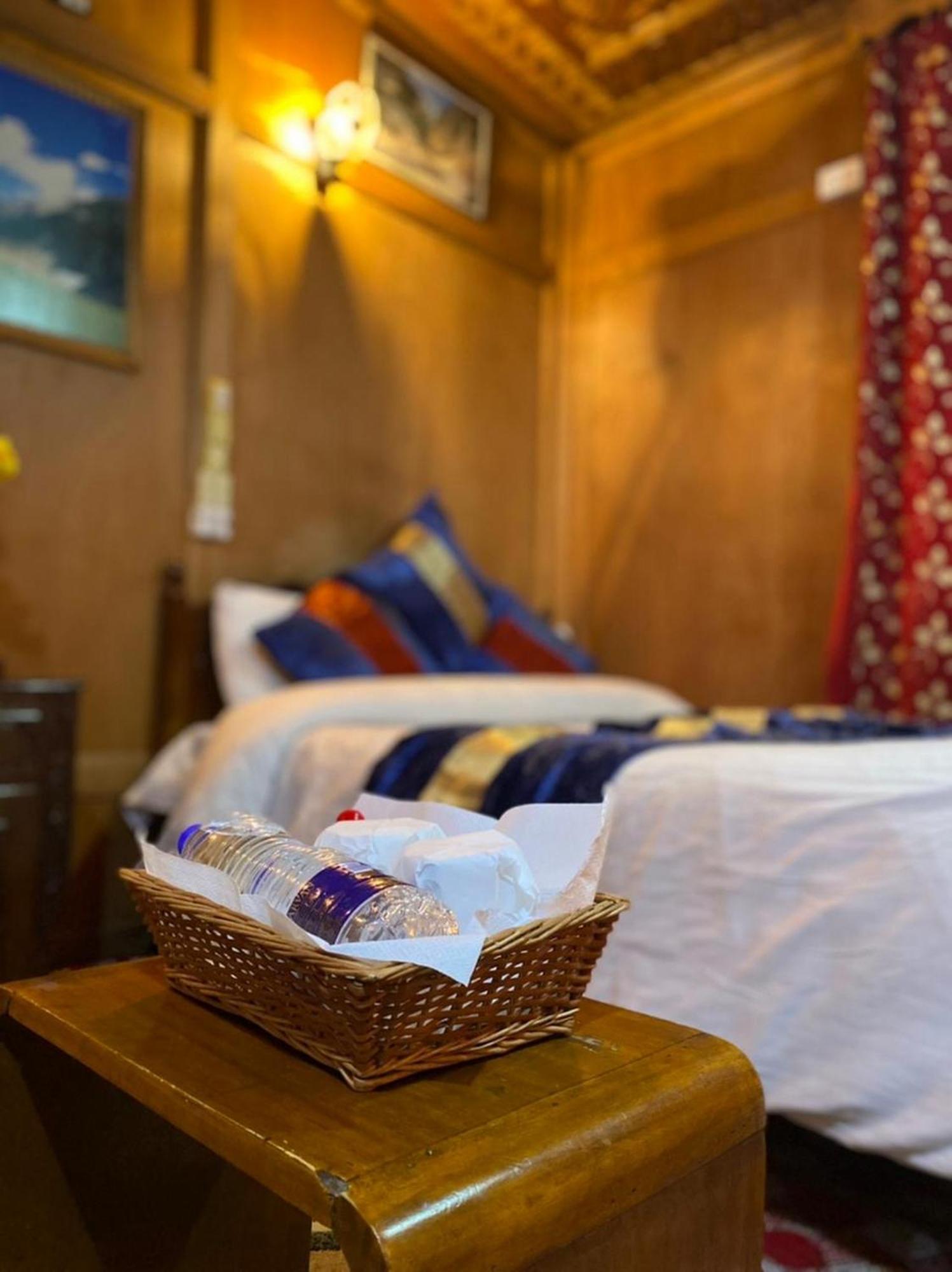 The Heritage Group Of Houseboats Hotel