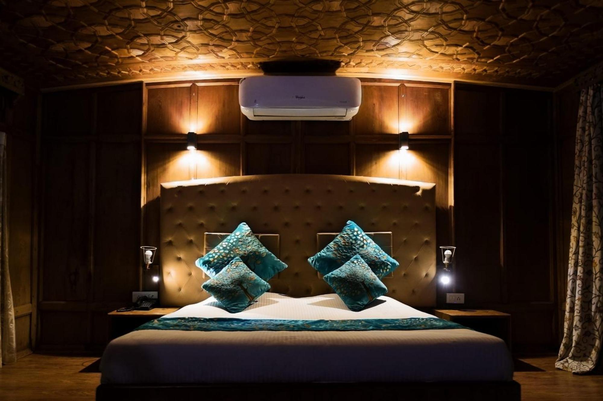 The Heritage Group Of Houseboats 4*
