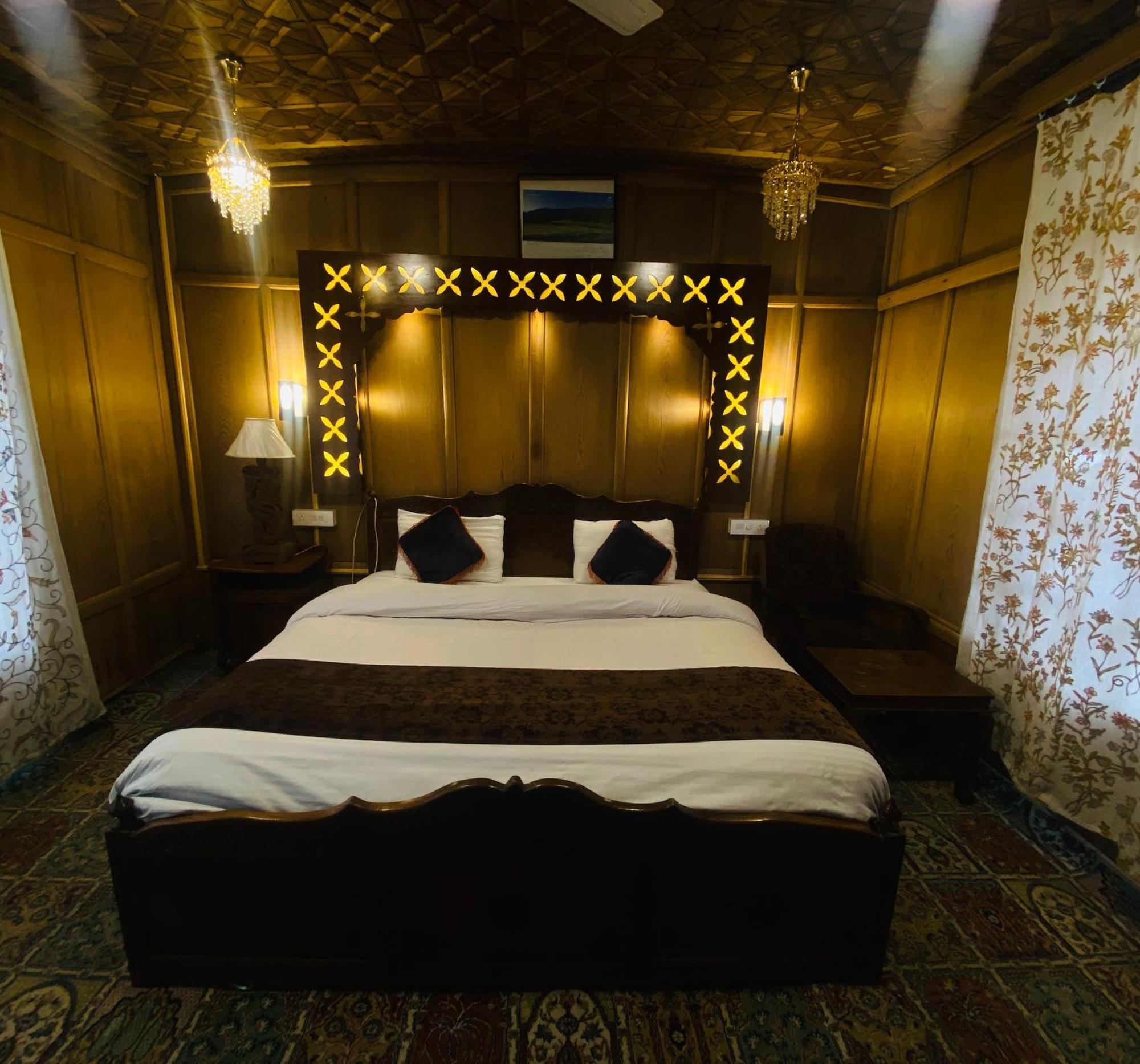 The Heritage Group Of Houseboats Hotel