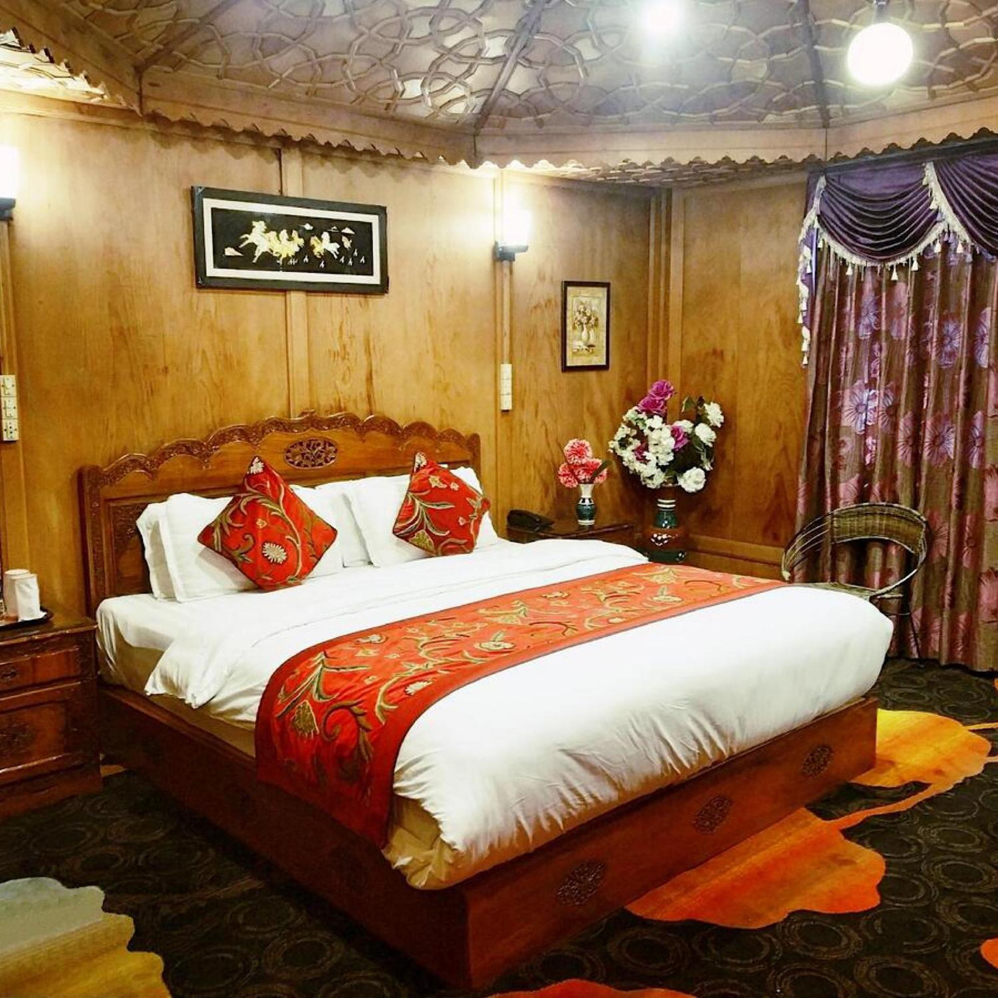 The Heritage Group Of Houseboats Hotel