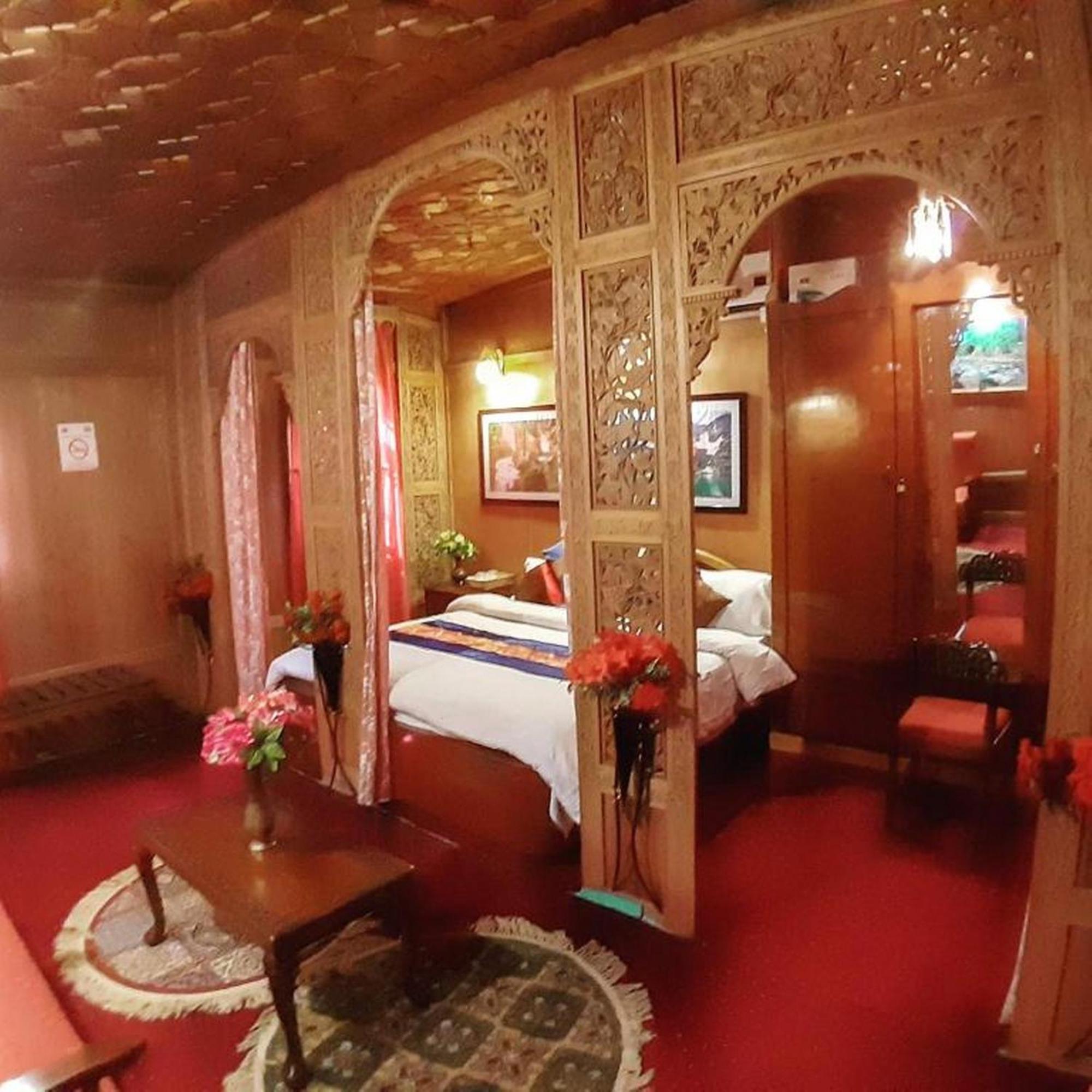 The Heritage Group Of Houseboats Hotel