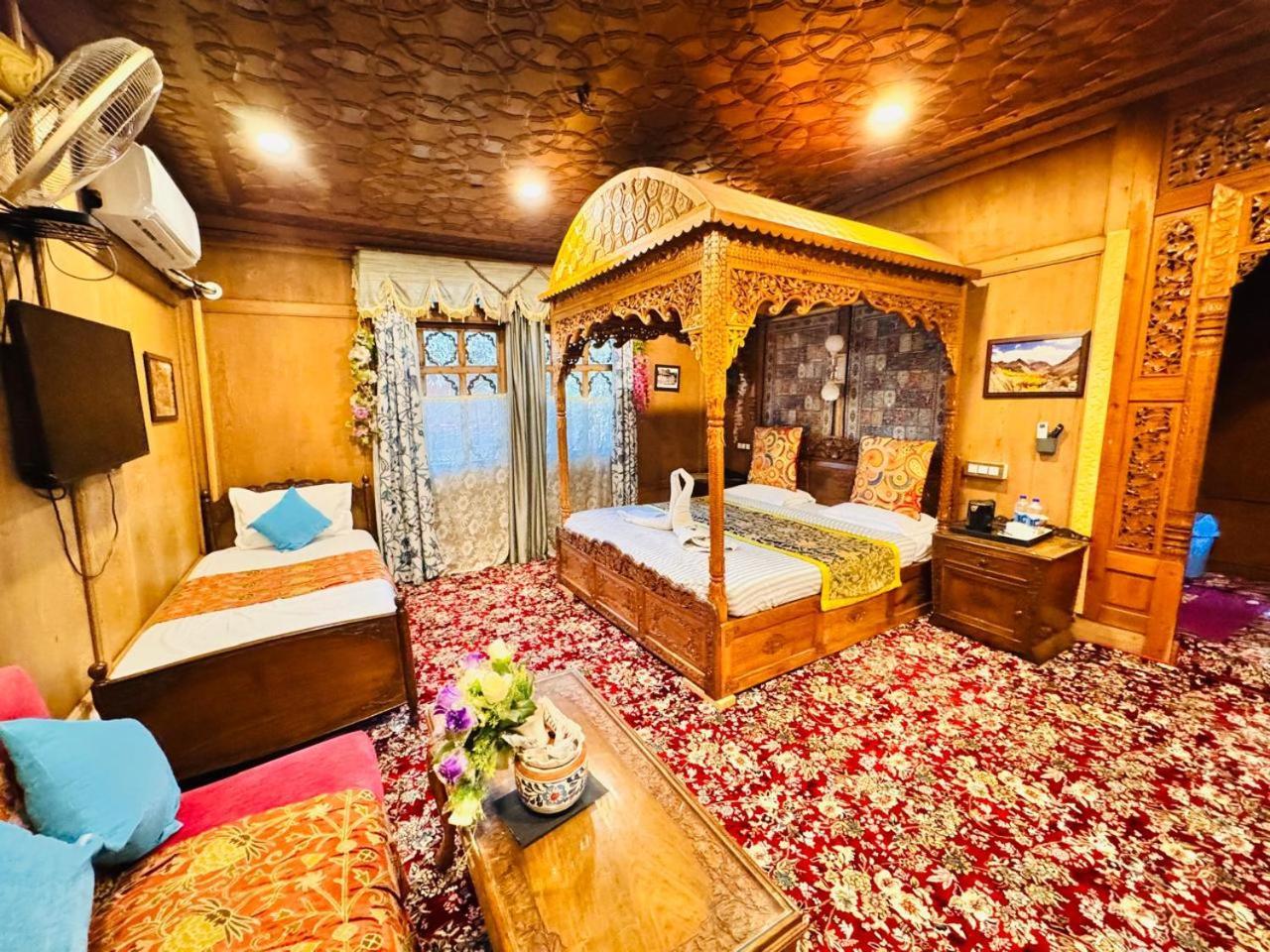 Hotel Crown Of India Group Of Houseboats Srinagar (Jammu and Kashmir)