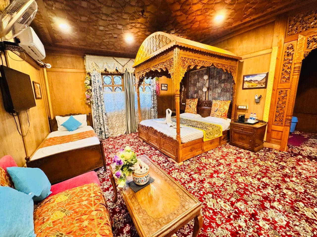 Crown Of India Group Of Houseboats 4*