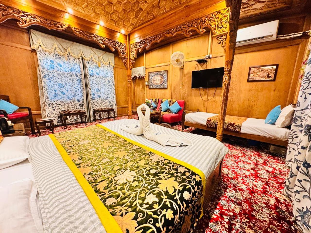 Crown Of India Group Of Houseboats 4* Srinagar (Jammu and Kashmir)
