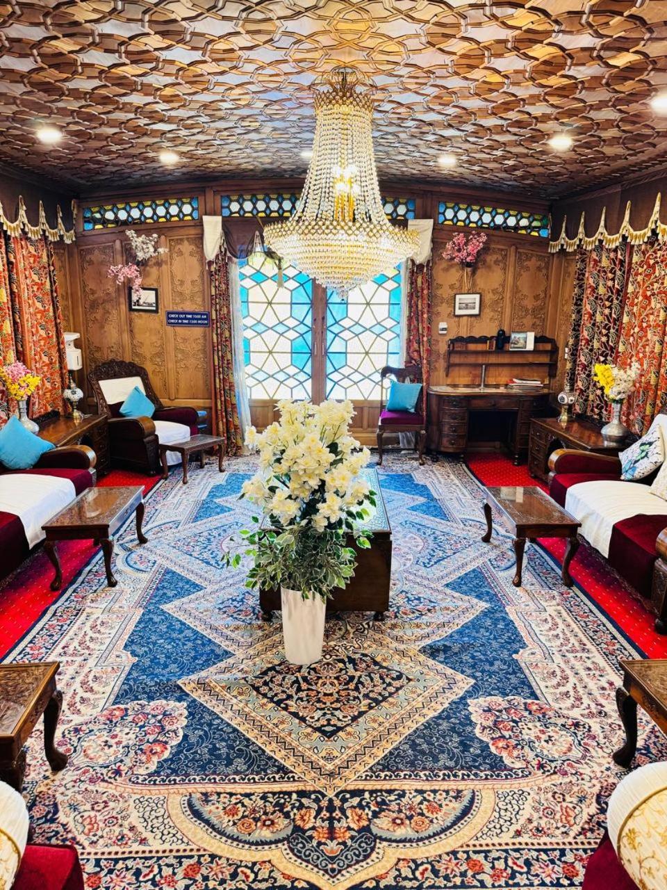 Hotel Crown Of India Group Of Houseboats