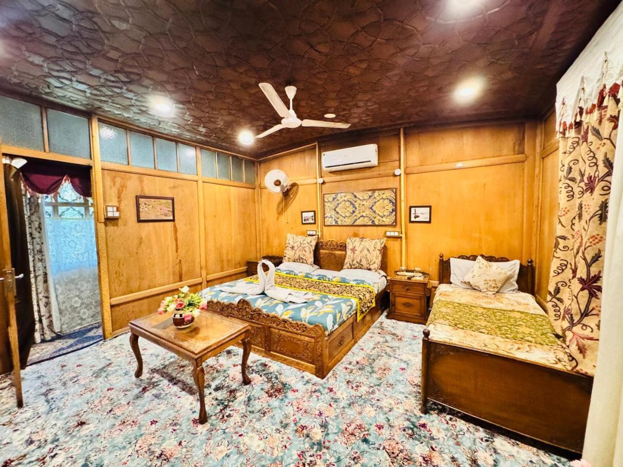 Crown Of India Group Of Houseboats Hotel 4*