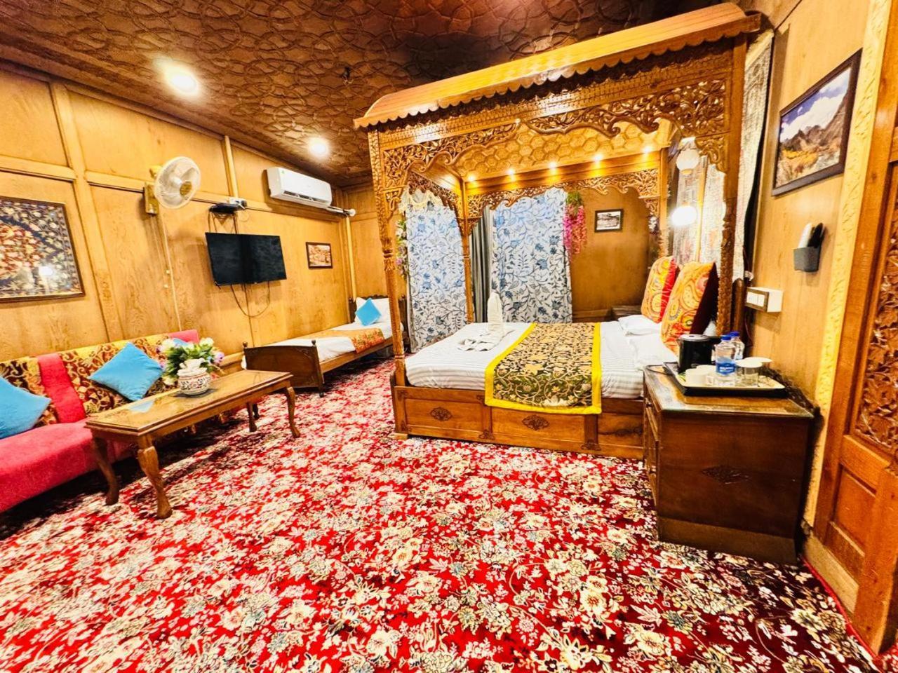 Hotel Crown Of India Group Of Houseboats Srinagar (Jammu and Kashmir)
