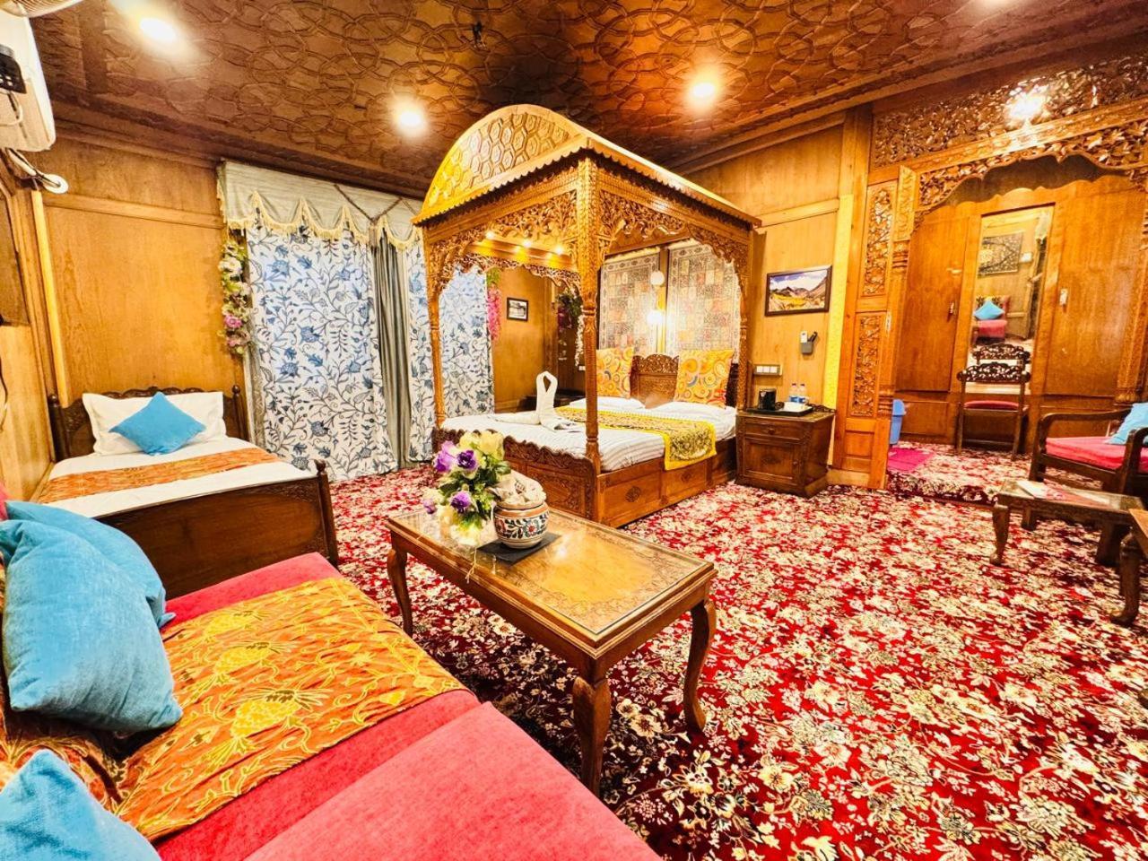 Crown Of India Group Of Houseboats 4*