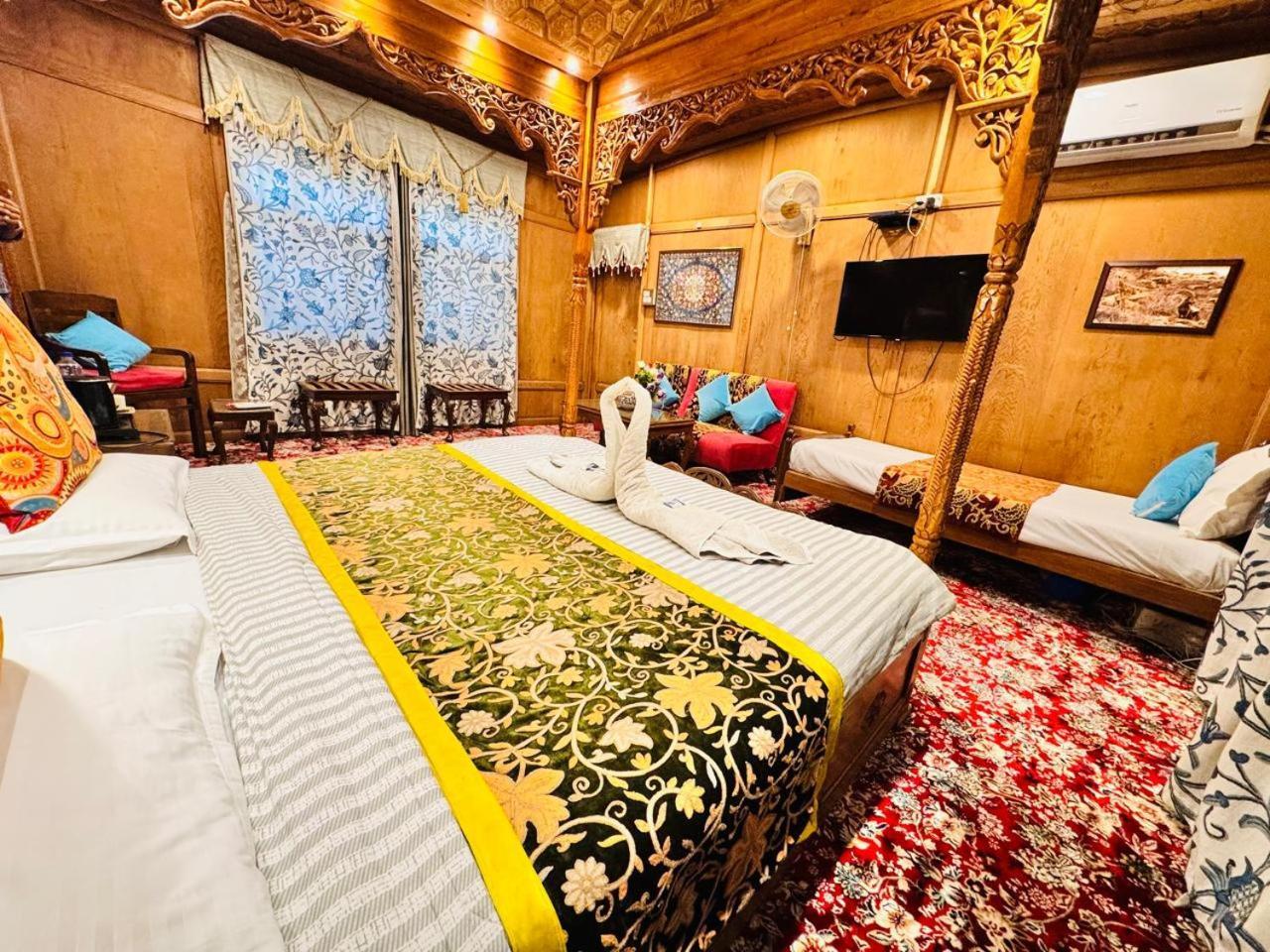 Crown Of India Group Of Houseboats Srinagar (Jammu and Kashmir)