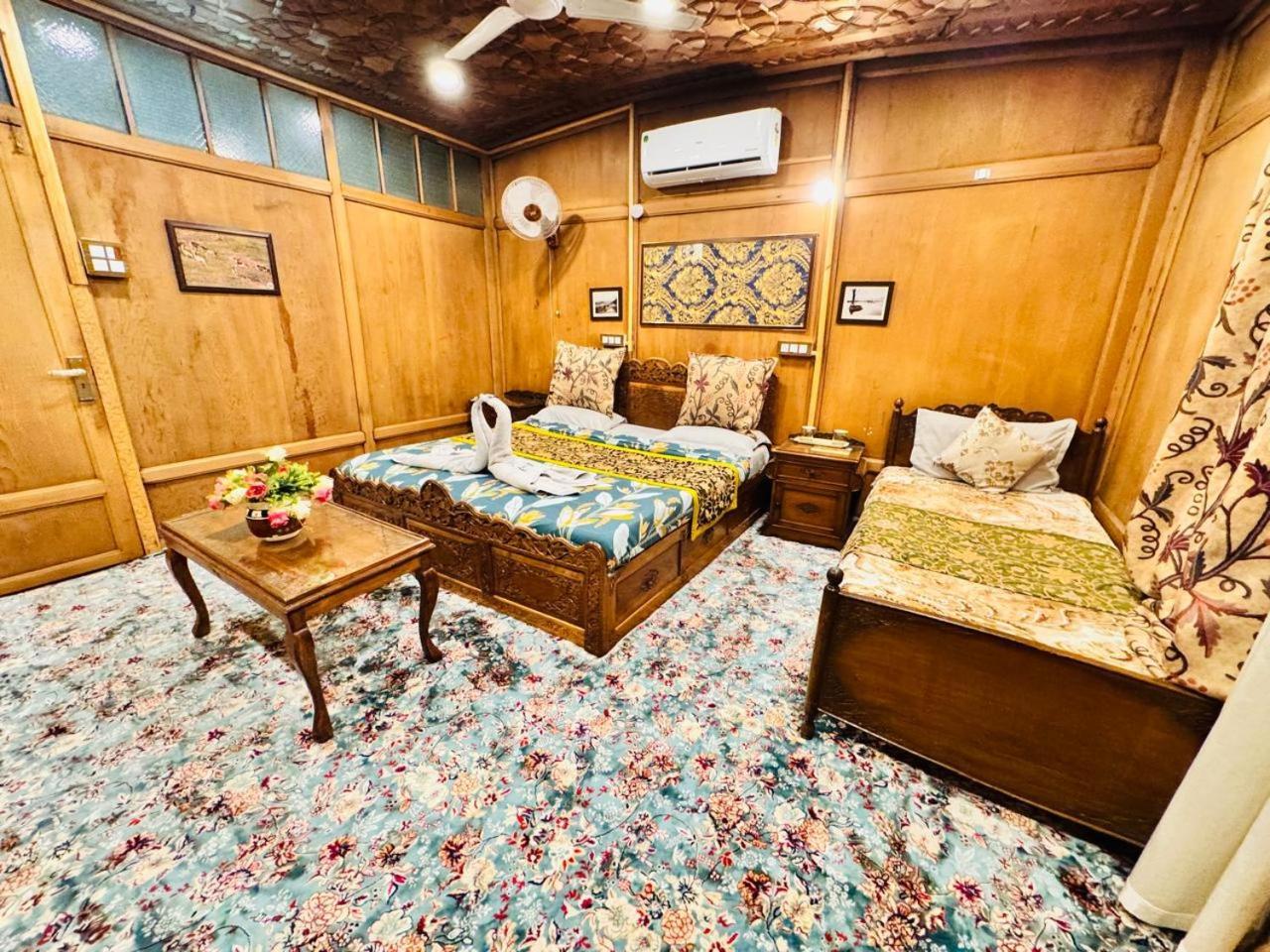 Hotel Crown Of India Group Of Houseboats