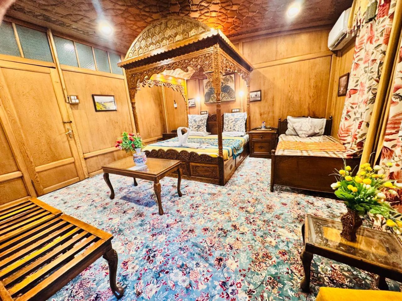 Hotel Crown Of India Group Of Houseboats Srinagar (Jammu and Kashmir)