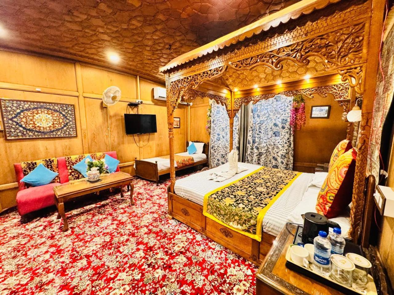 Crown Of India Group Of Houseboats Srinagar (Jammu and Kashmir)
