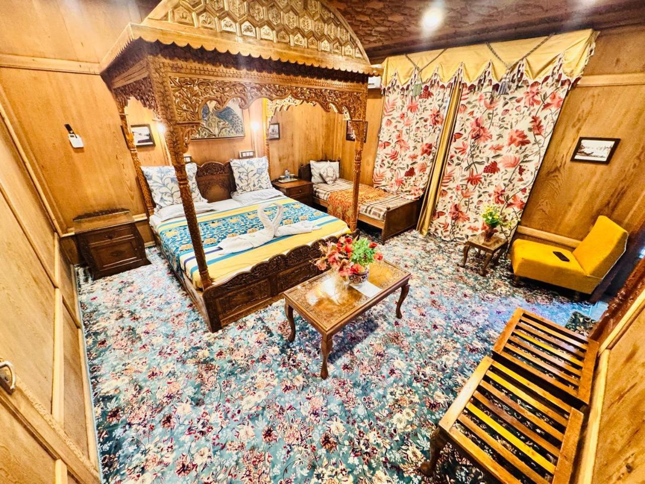 Crown Of India Group Of Houseboats