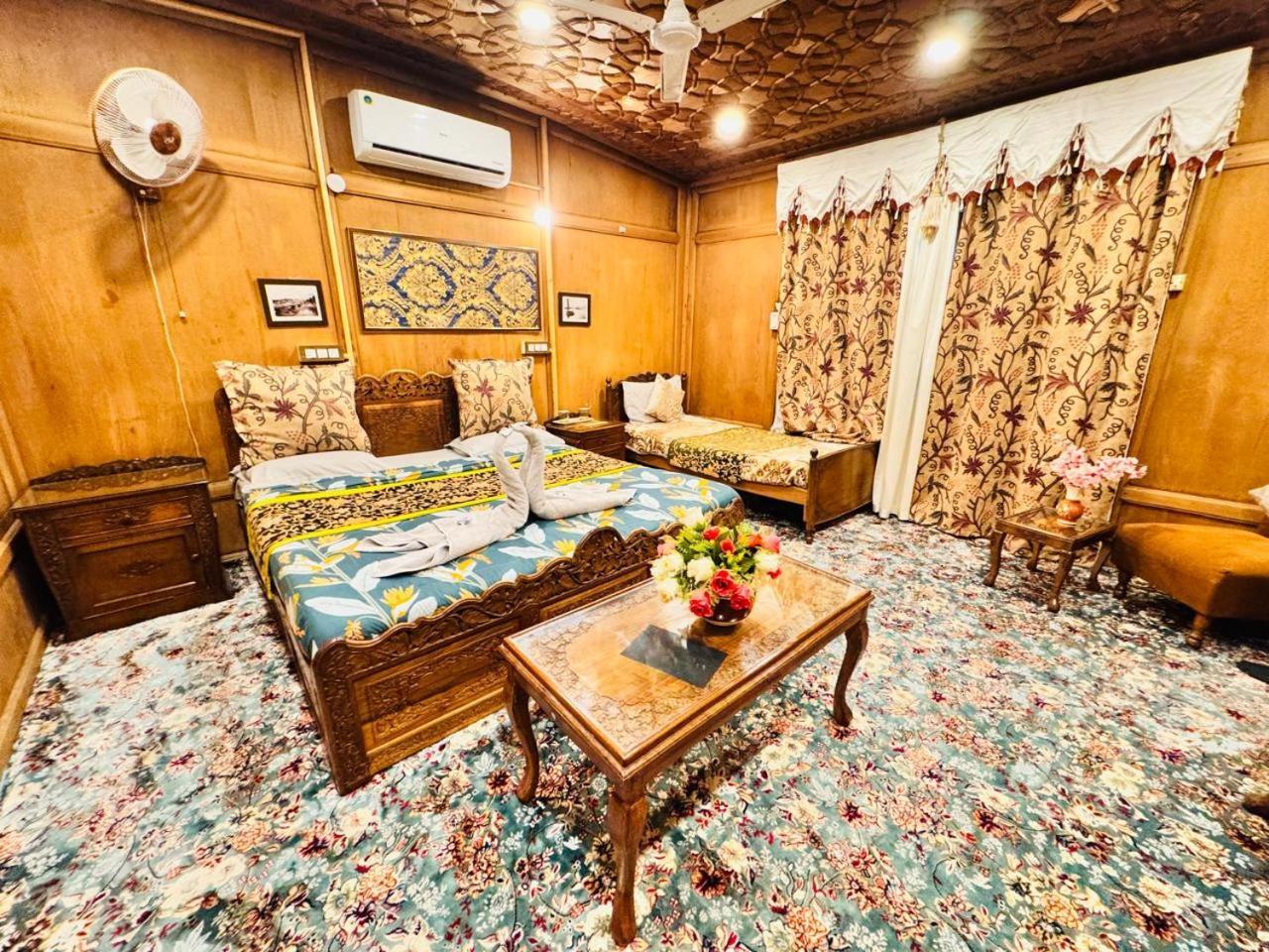 Crown Of India Group Of Houseboats Hotel