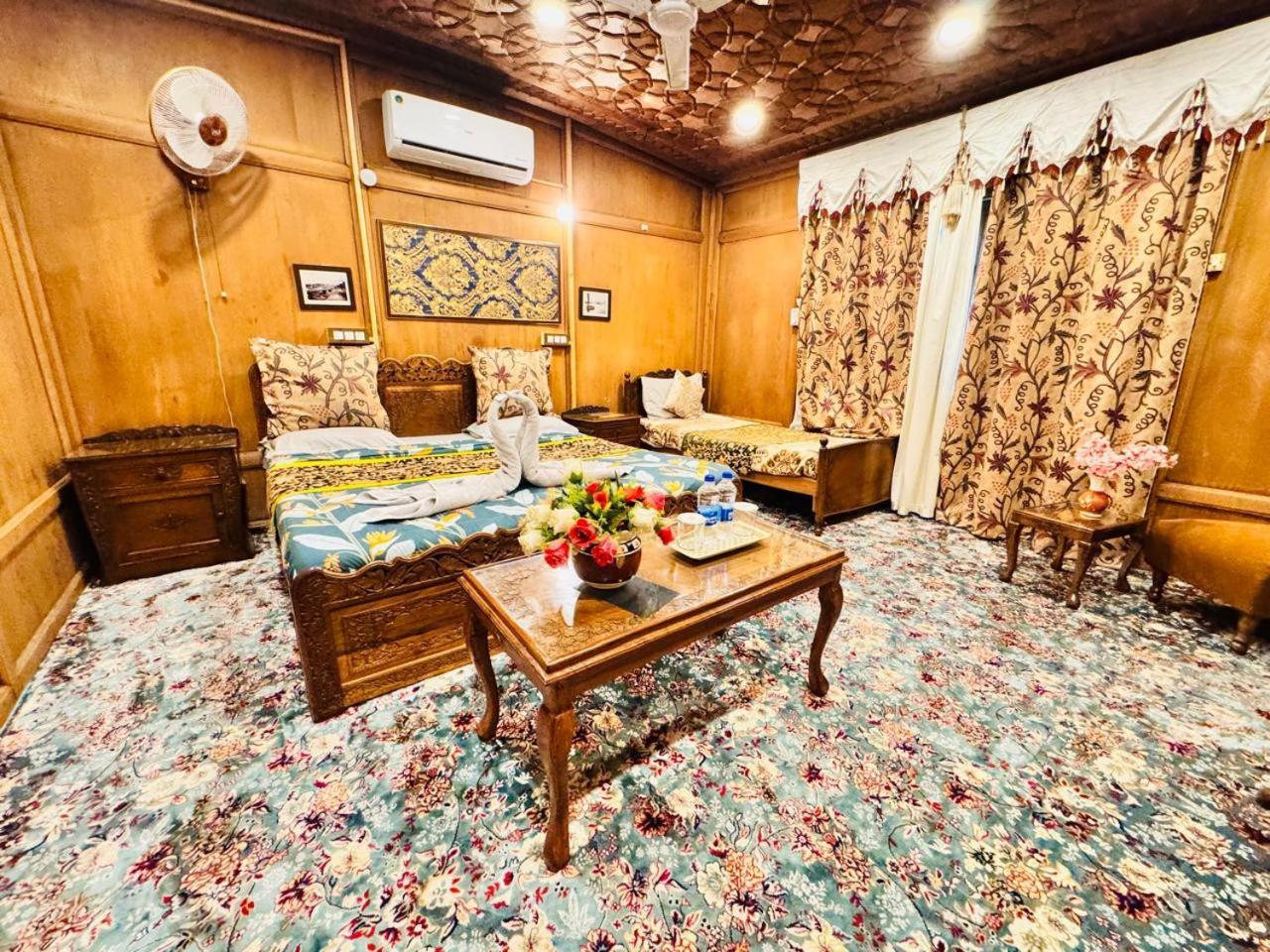 Hotel Crown Of India Group Of Houseboats