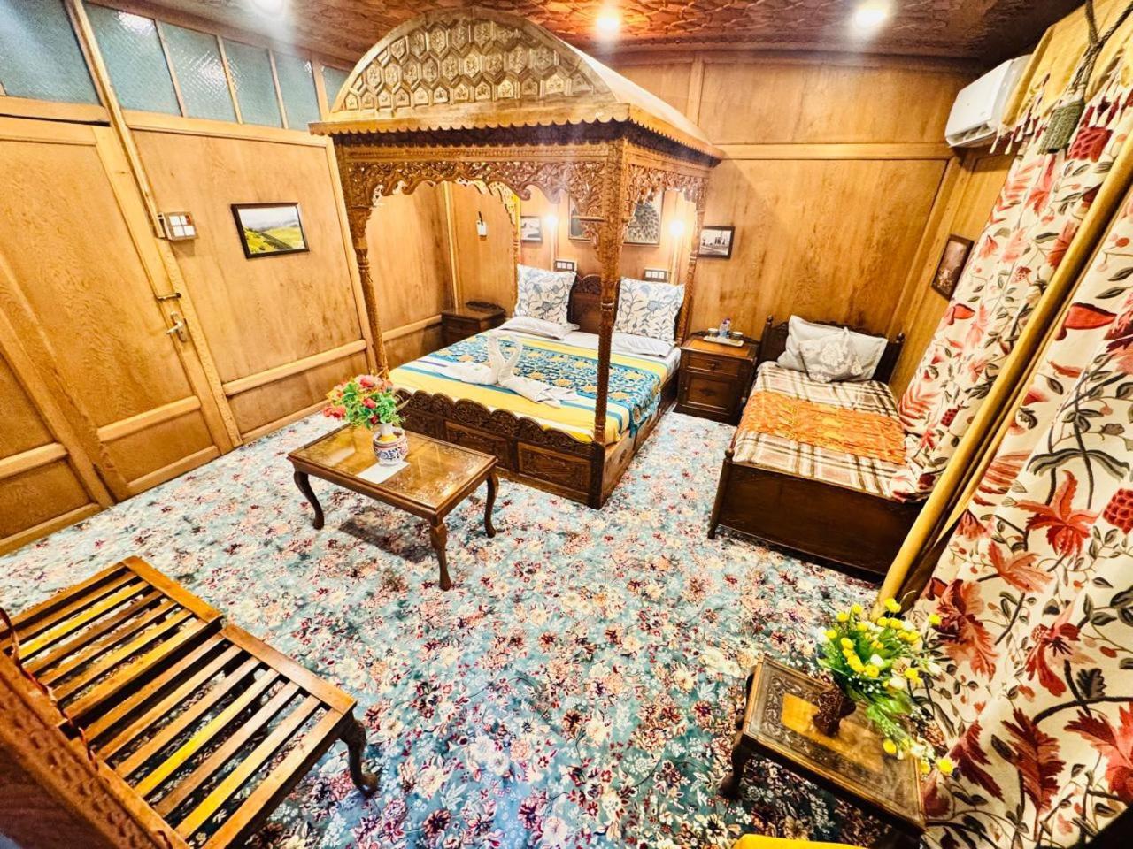 Crown Of India Group Of Houseboats Hotel Srinagar (Jammu and Kashmir)