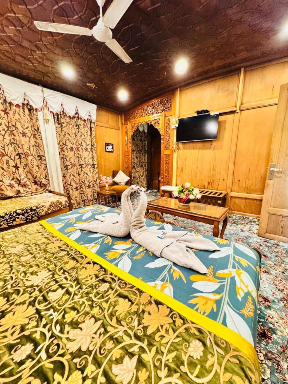 Crown Of India Group Of Houseboats Srinagar (Jammu and Kashmir)